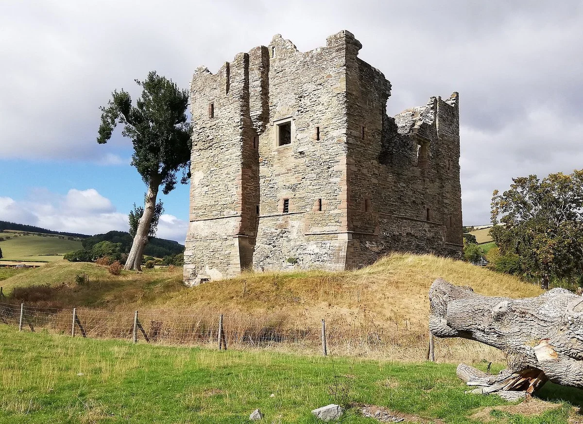   https://www.tripadvisor.co.uk/Attraction_Review-g4770986-d4764815-Reviews-Hopton_Castle_Ruin-Hopton_Castle_Shropshire_England.html  