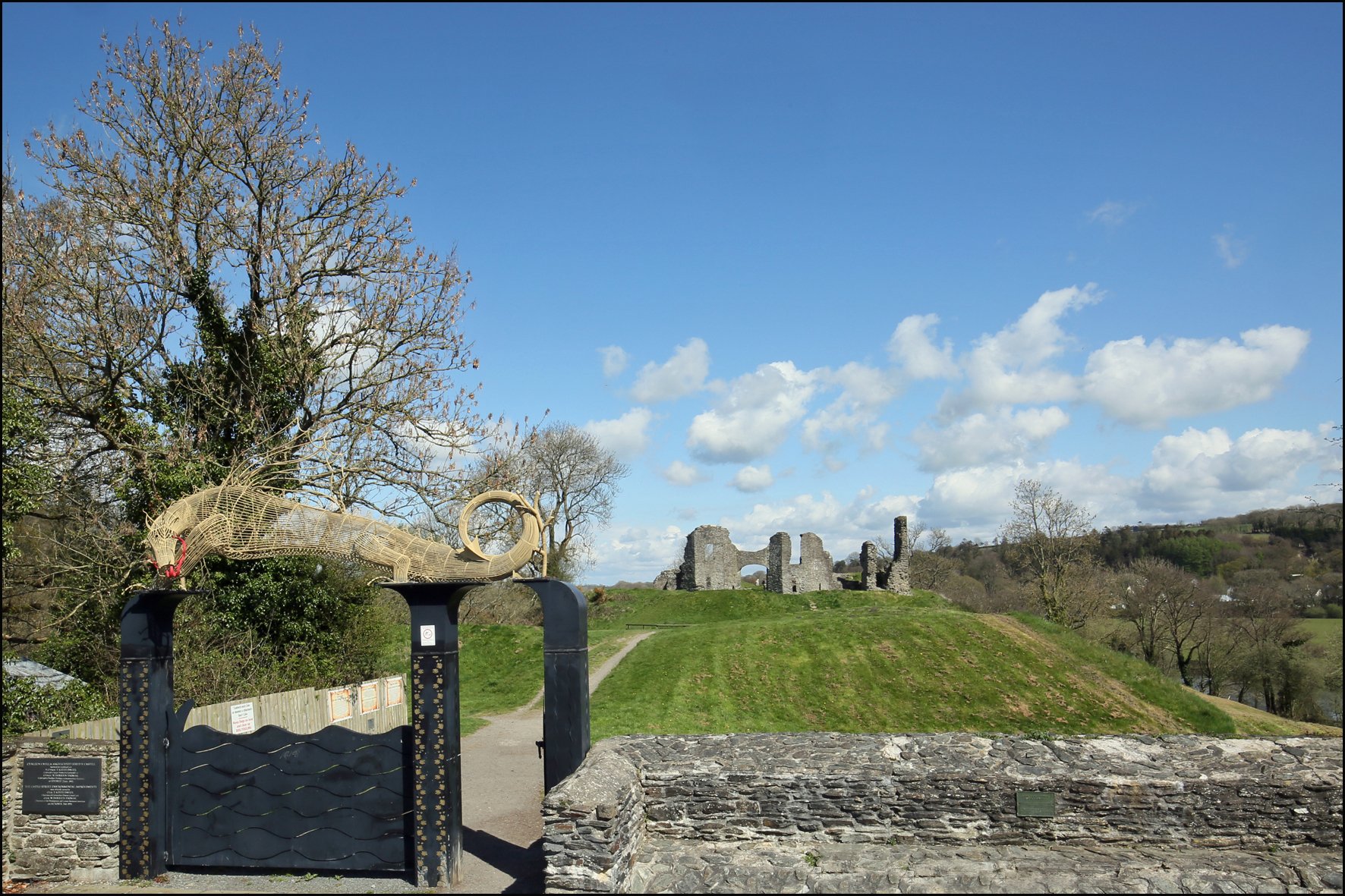   https://visitnewcastleemlyn.co.uk/explore/the-castle/  