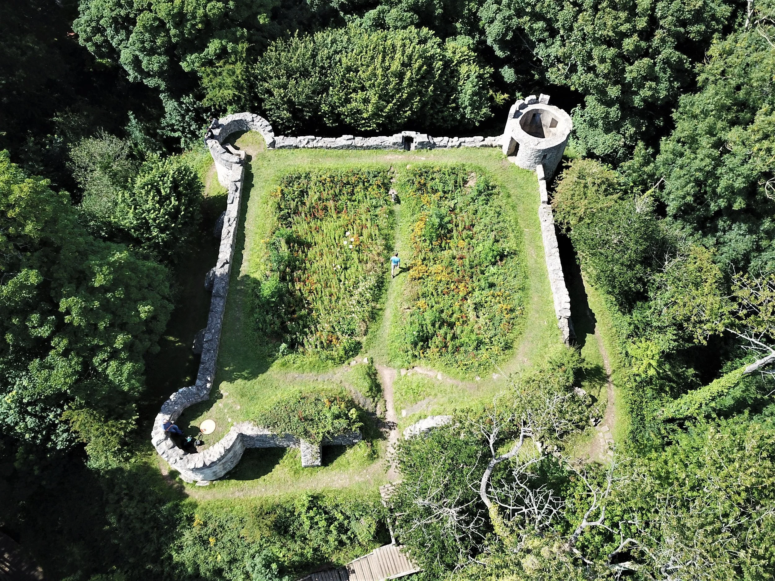   https://castle-finders.co.uk/Wales/aberlleniog-castle.html  