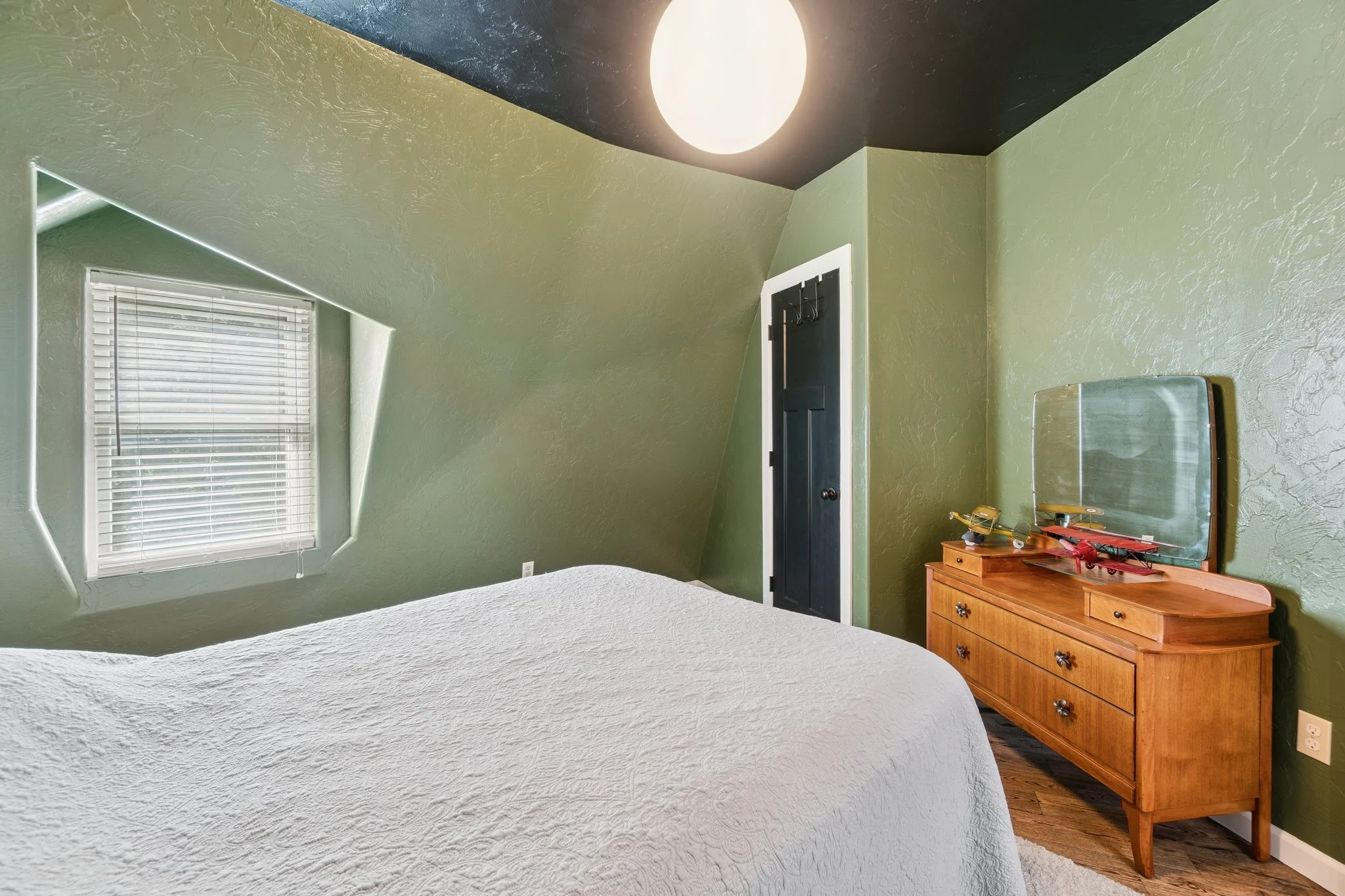 36-web-or-mls-3718 E 116th St_036.jpg