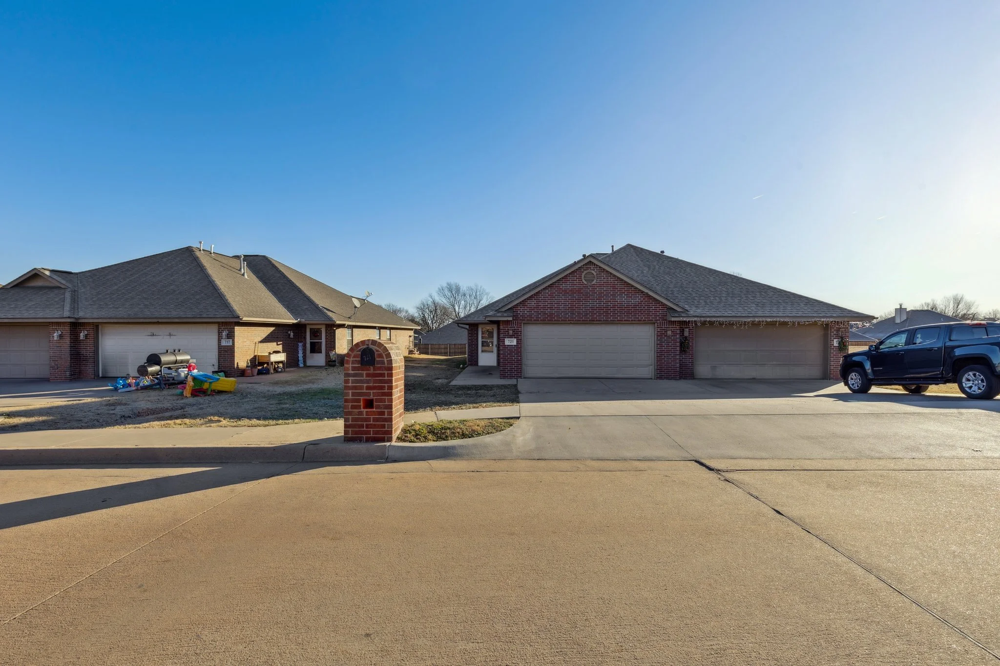 4-web-or-mls-721 Pecan Hill St_004.jpg