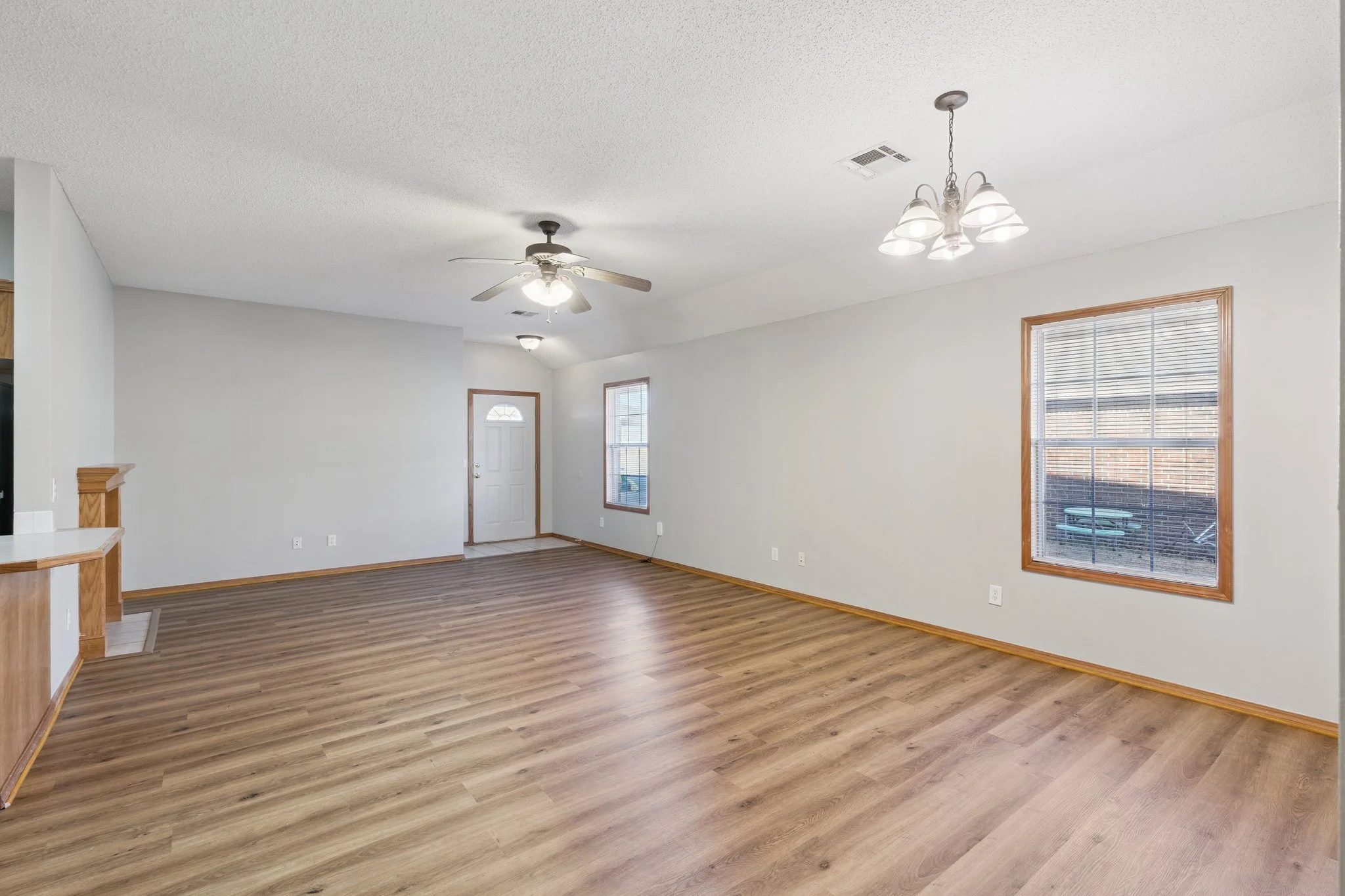 16-web-or-mls-721 Pecan Hill St_016.jpg