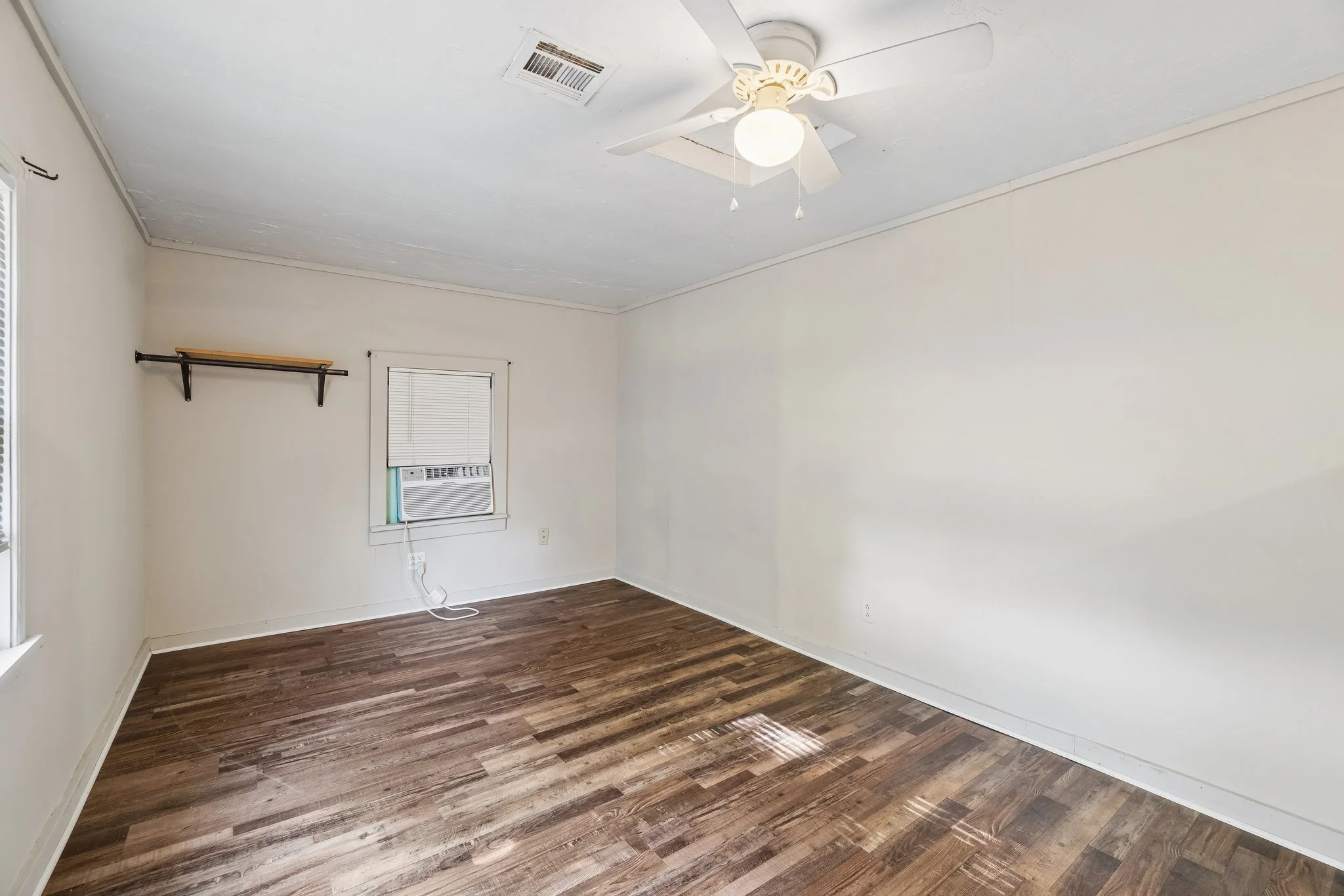 31-web-or-mls-311 S Lewis St_027.jpg