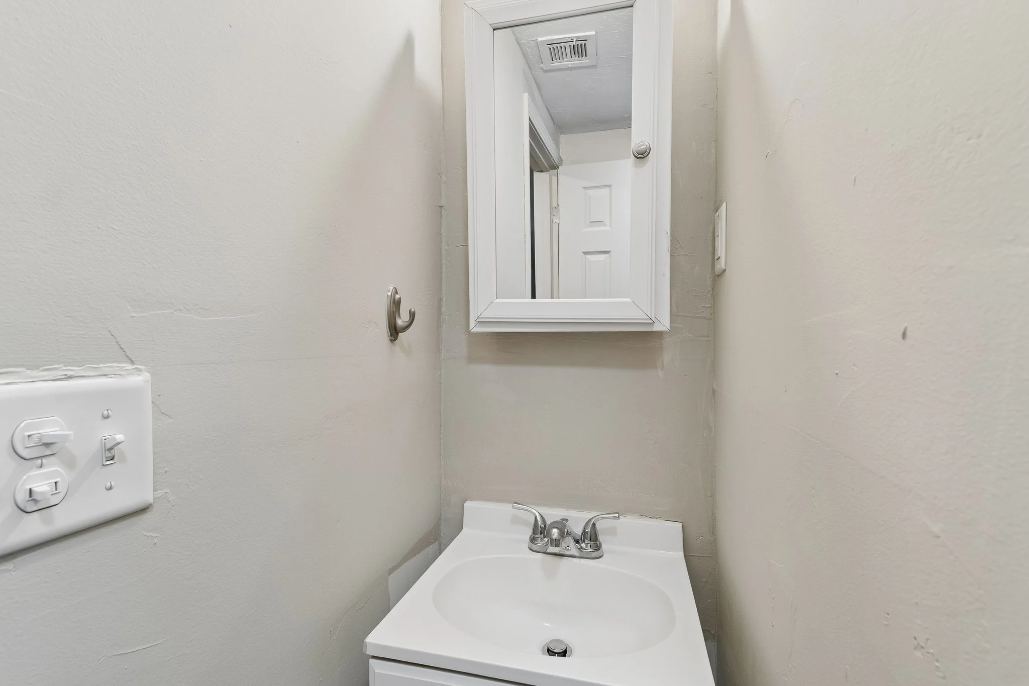 40-web-or-mls-311 S Lewis St_036.jpg