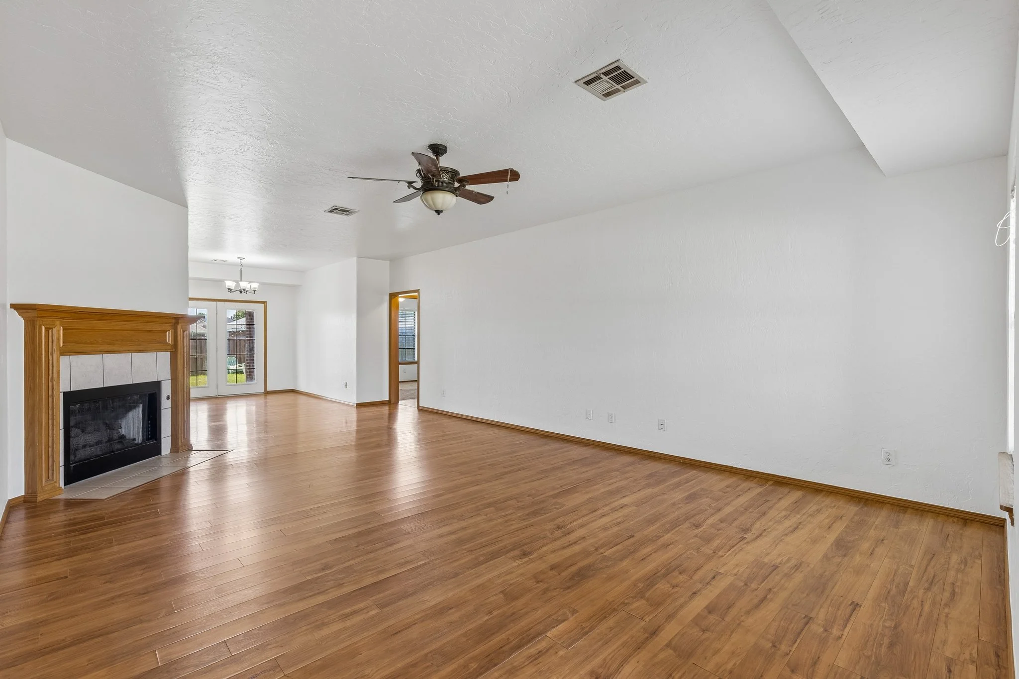 12-web-or-mls-2213 N Benjamin St_002 (2).jpg