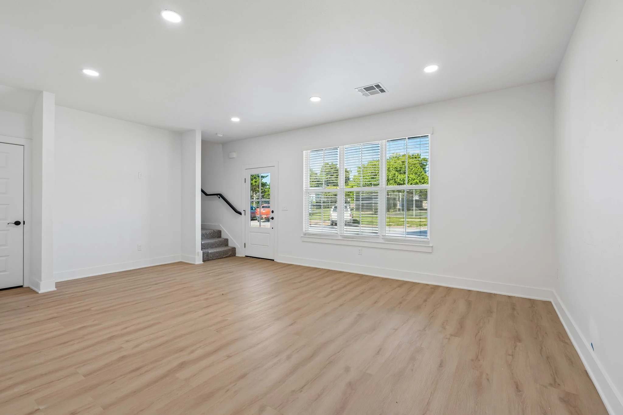 8-web-or-mls-807 W 7th Ave_008.jpg