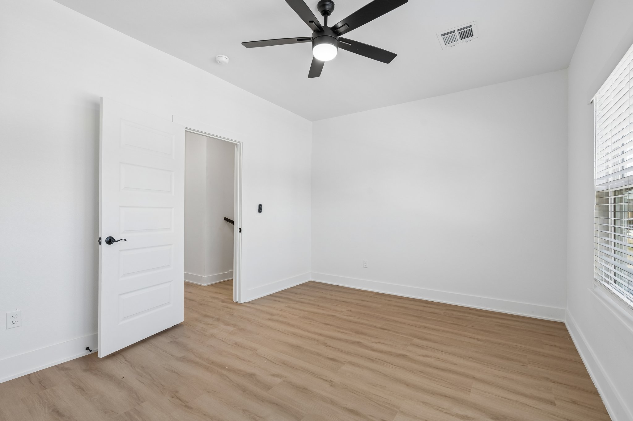 31-web-or-mls-807 W 7th Ave_031.jpg