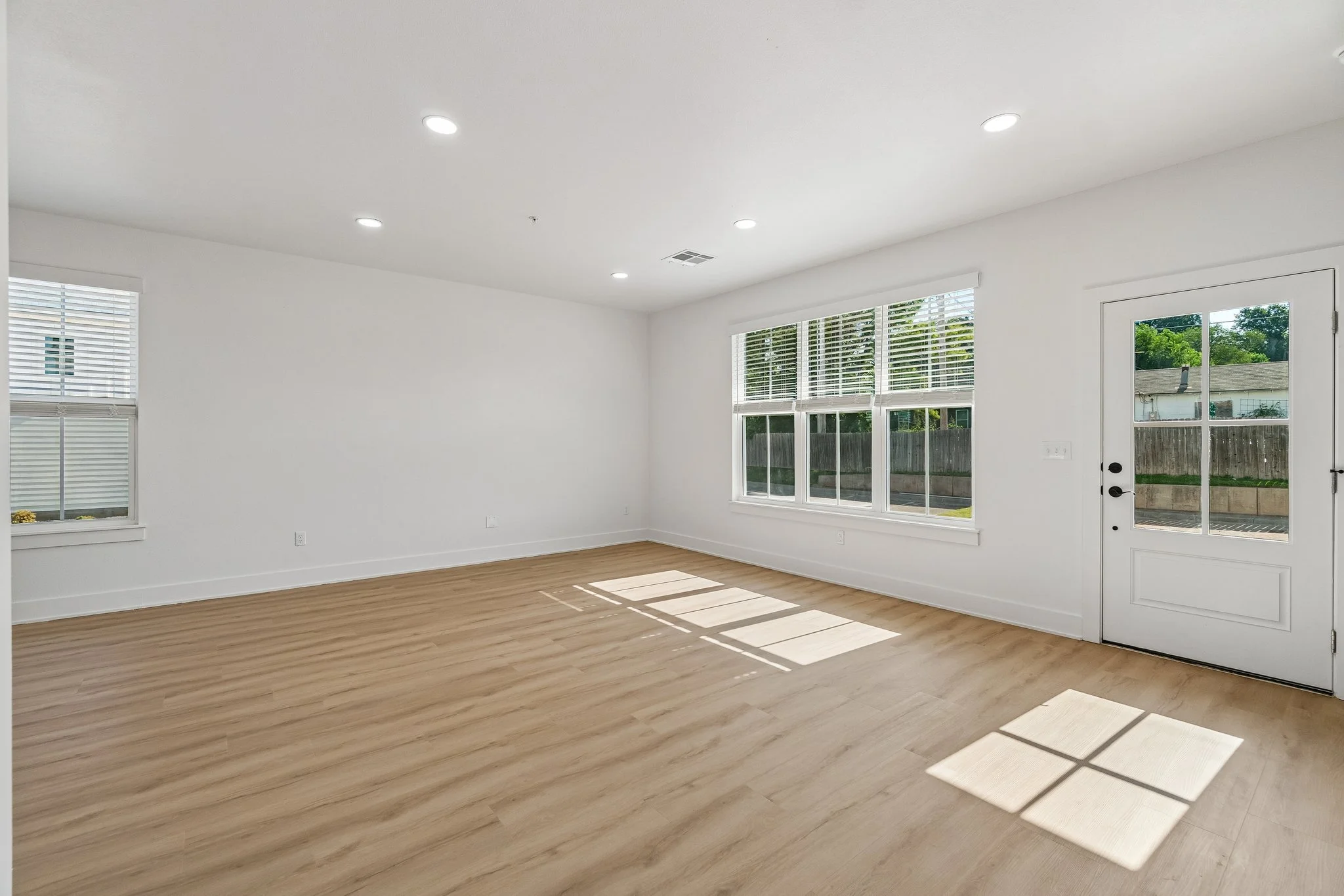 11-web-or-mls-718 E 5th Ave_011.jpg