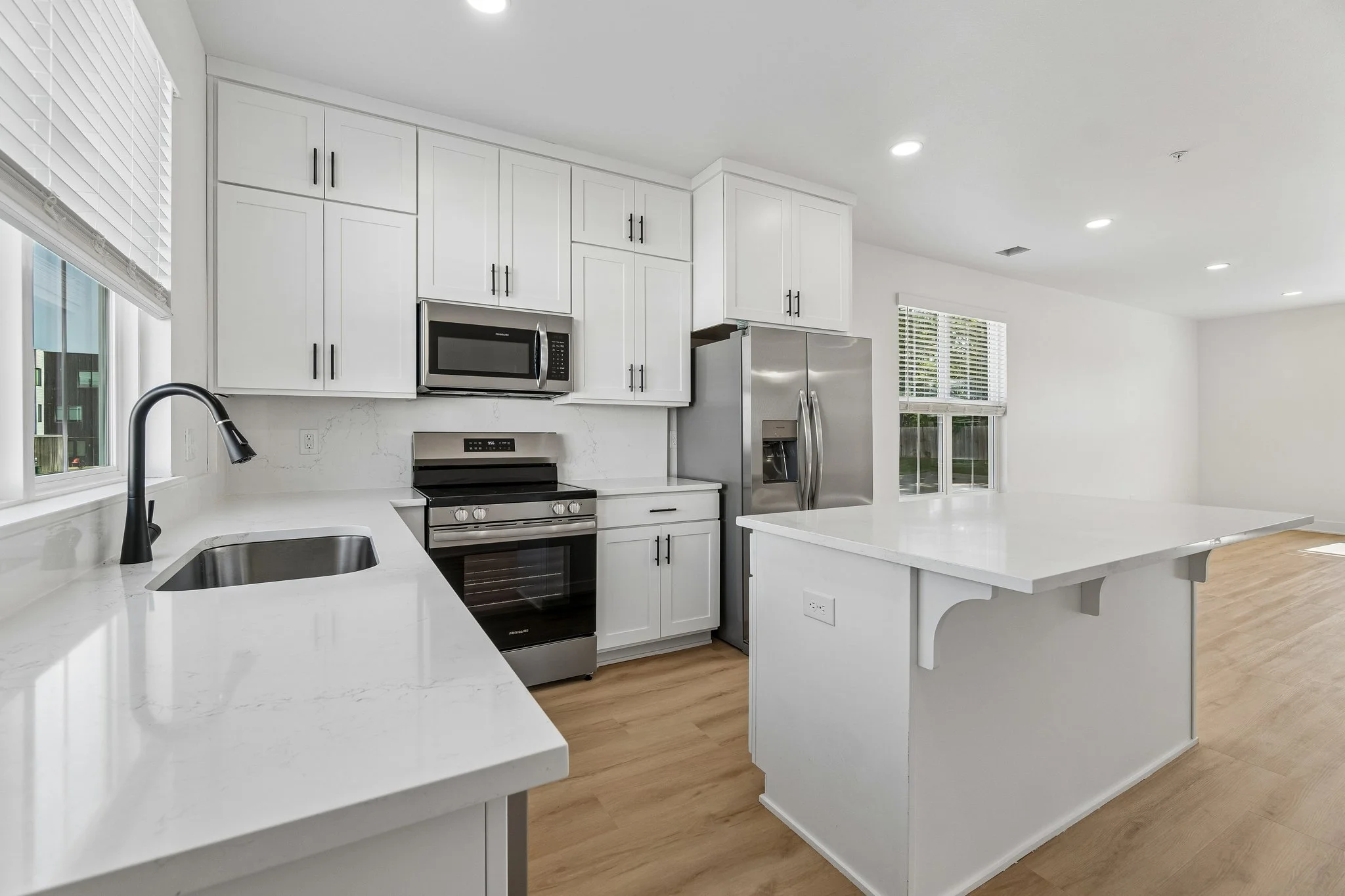 16-web-or-mls-718 E 5th Ave_016.jpg