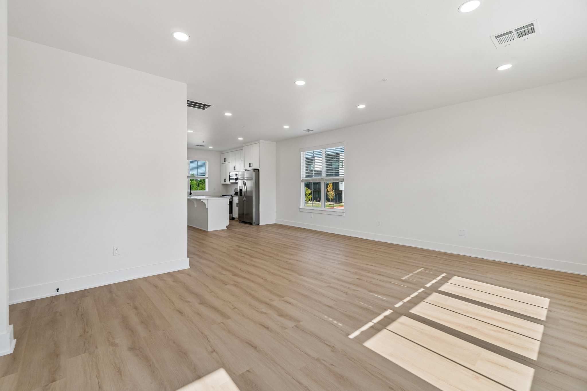 22-web-or-mls-718 E 5th Ave_022.jpg