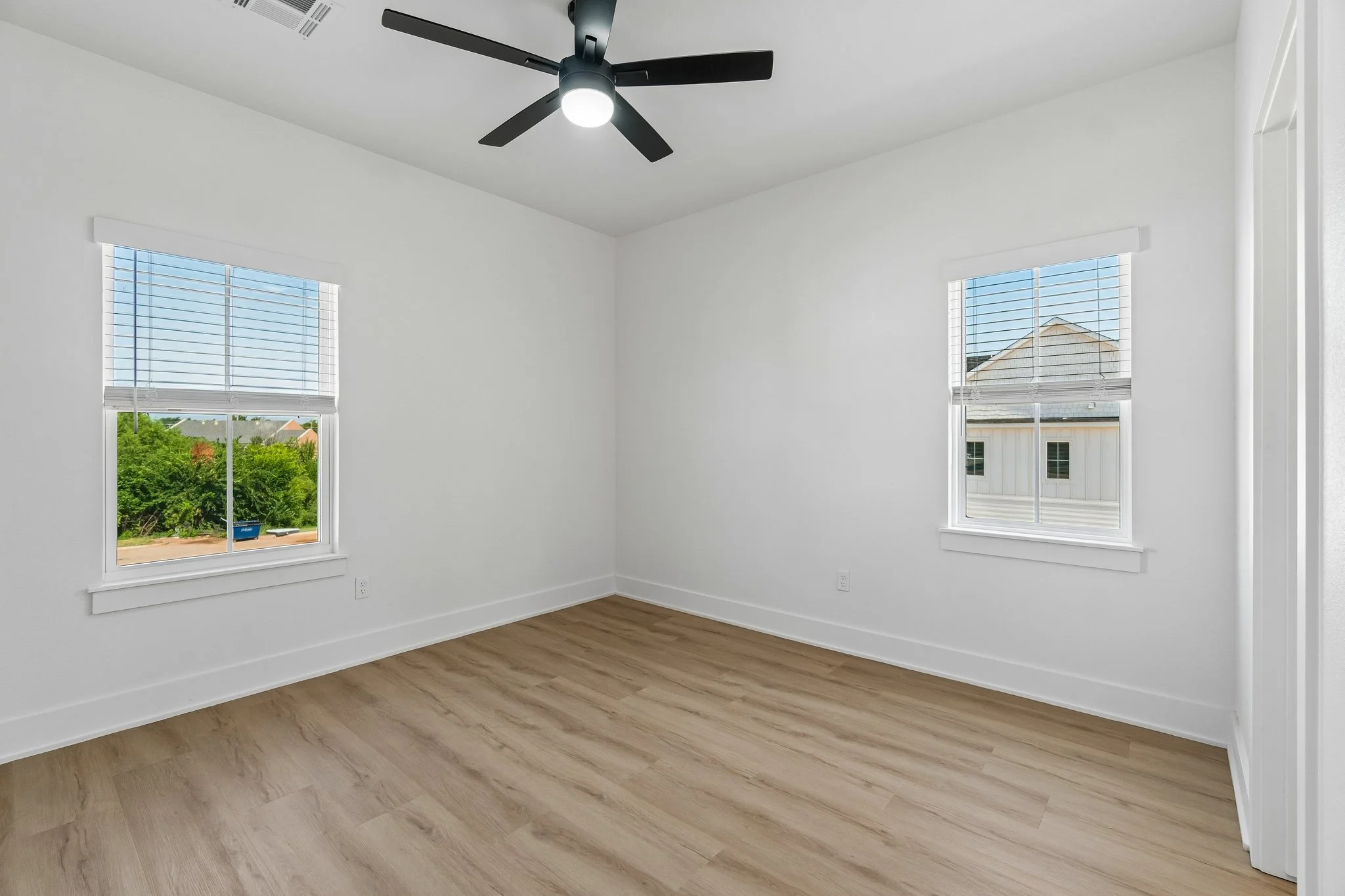 25-web-or-mls-718 E 5th Ave_025.jpg