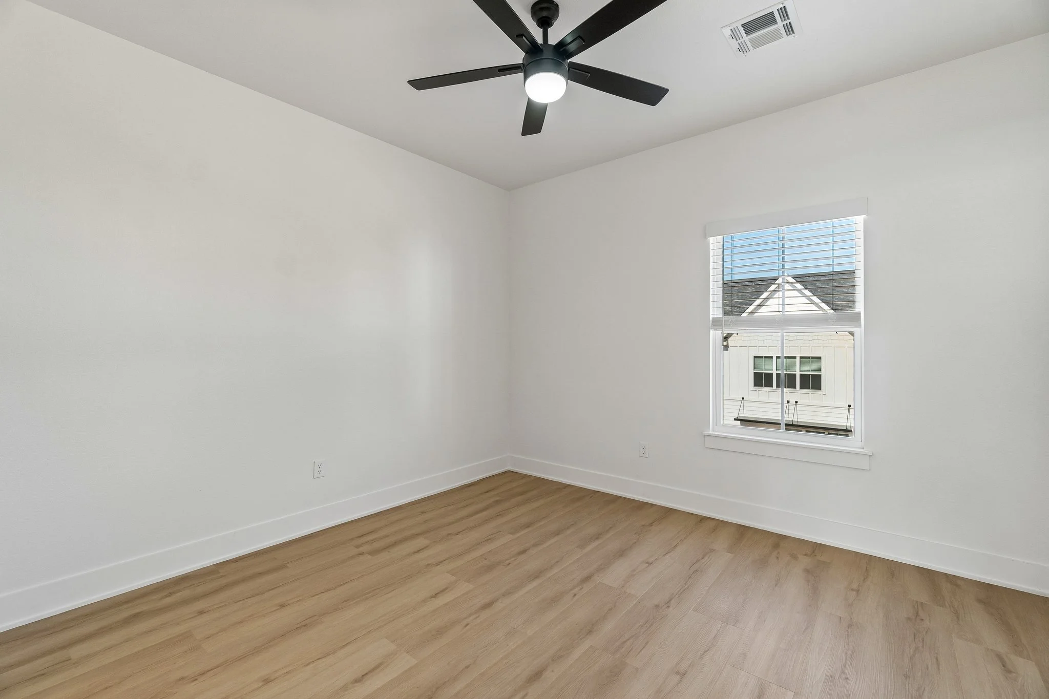 32-web-or-mls-718 E 5th Ave_032.jpg