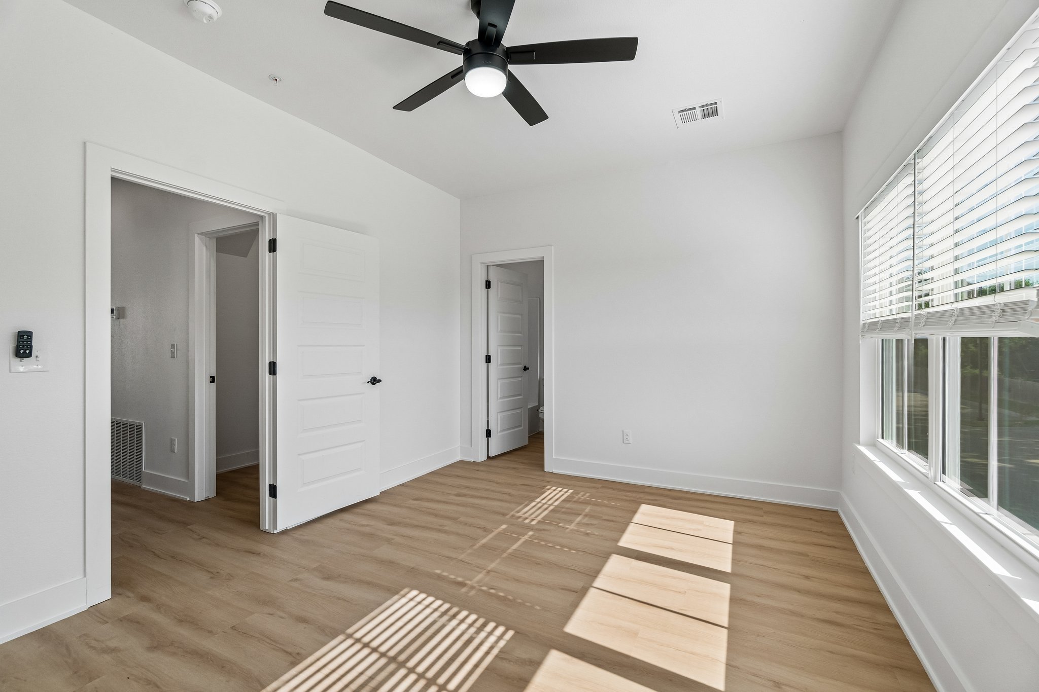 44-web-or-mls-718 E 5th Ave_044.jpg