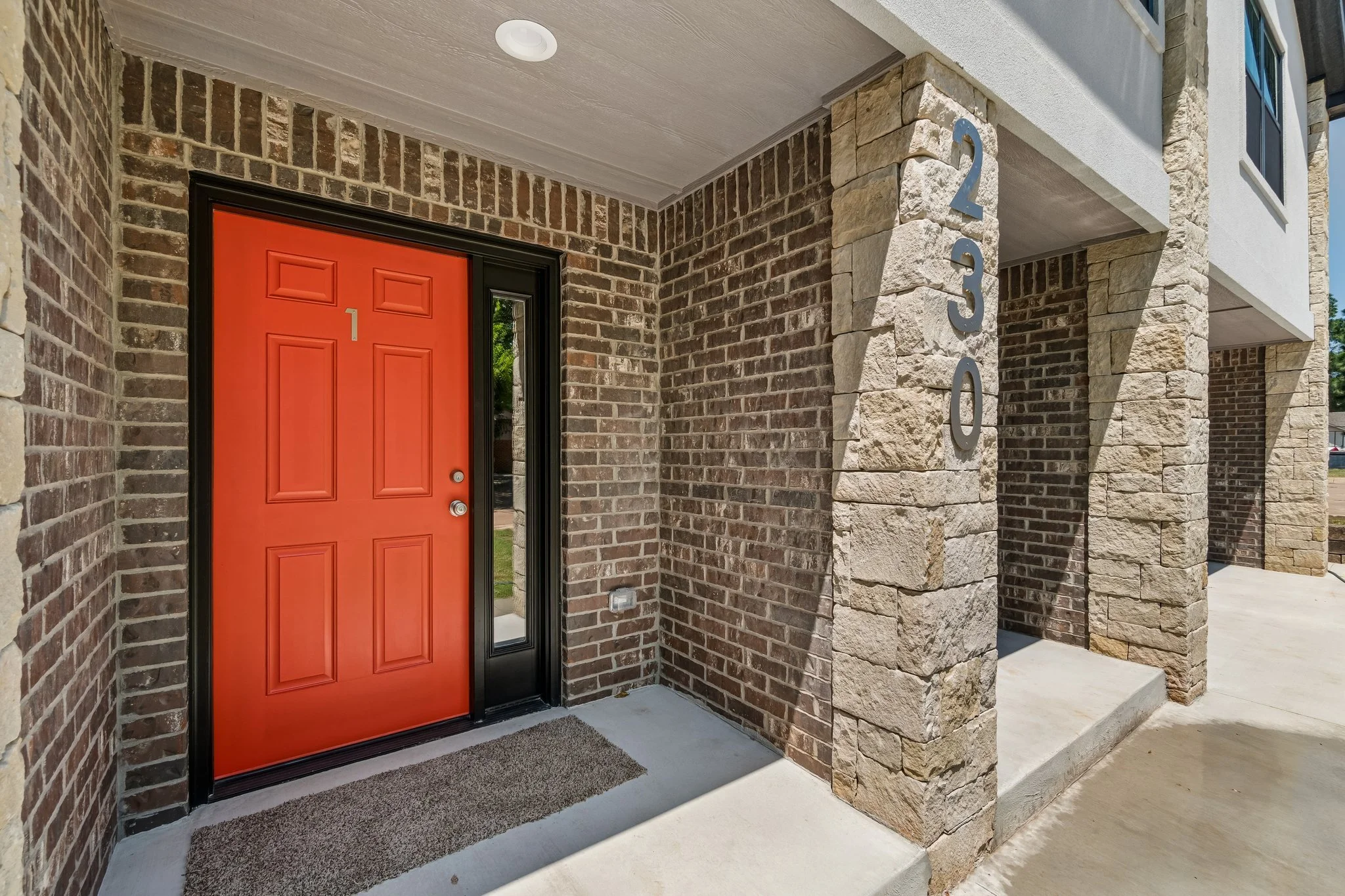 10-web-or-mls-228 N Duncan St_005 (2).jpg
