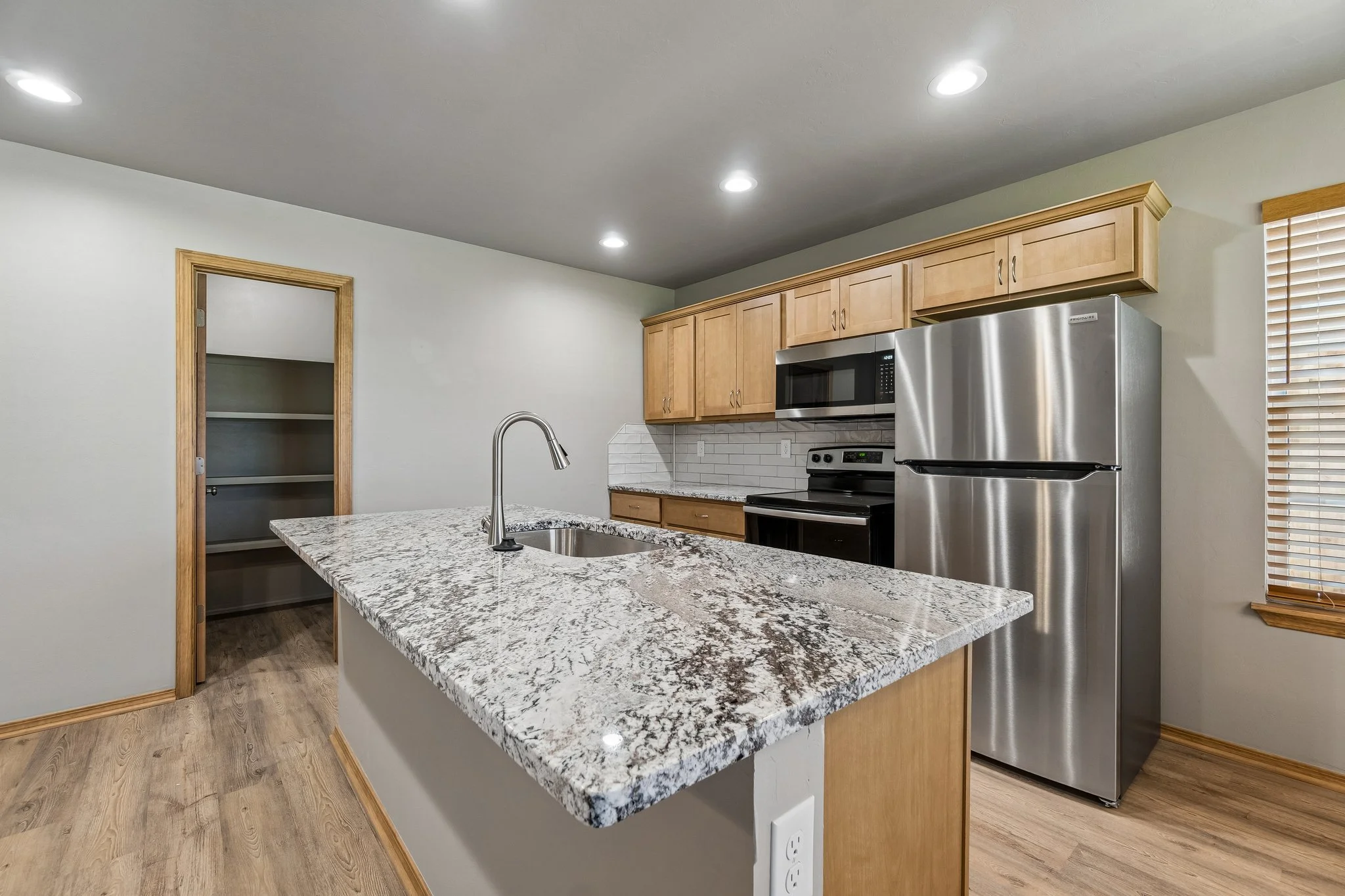 23-web-or-mls-228 N Duncan St_018.jpg