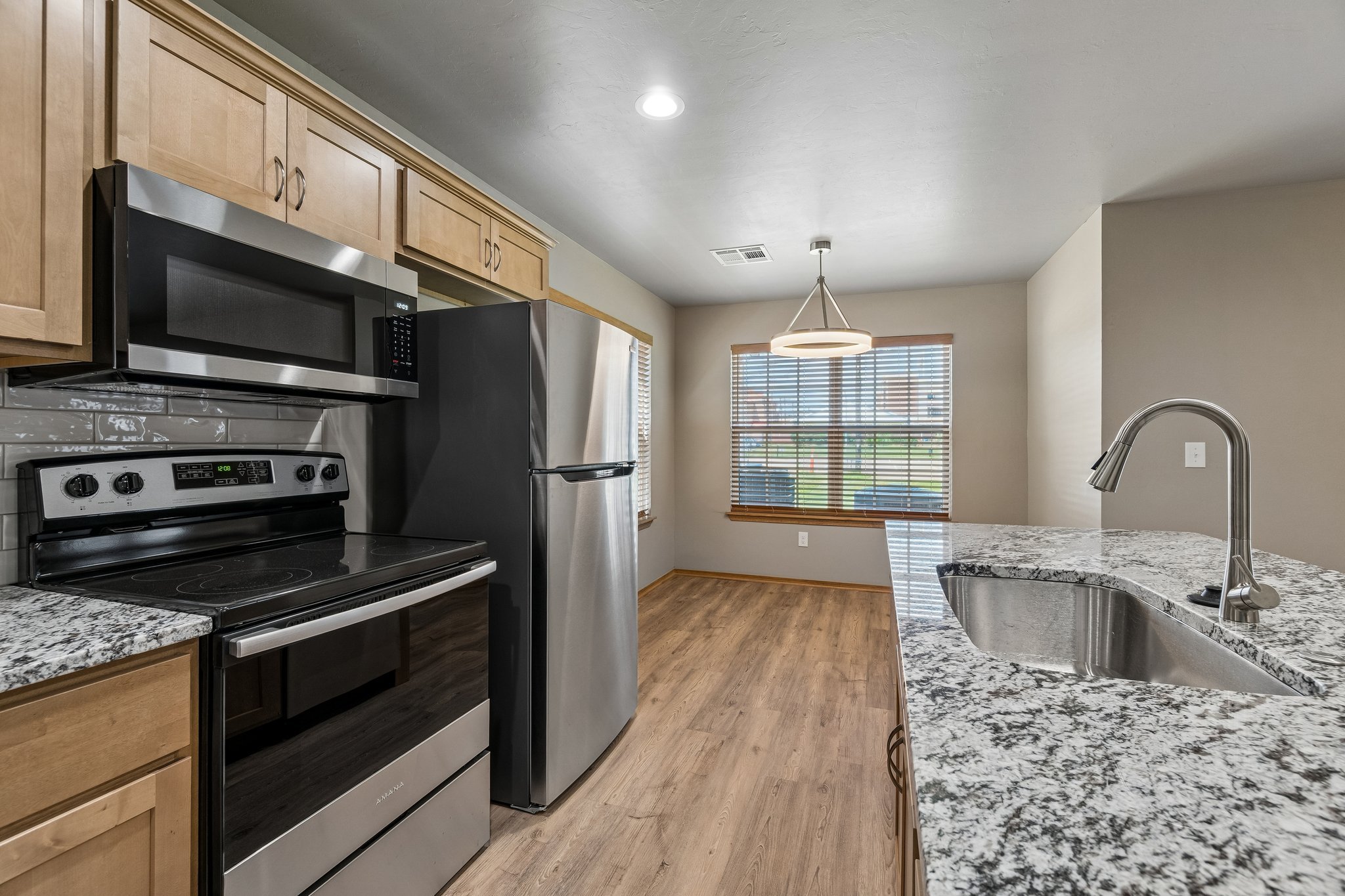 25-web-or-mls-228 N Duncan St_020.jpg