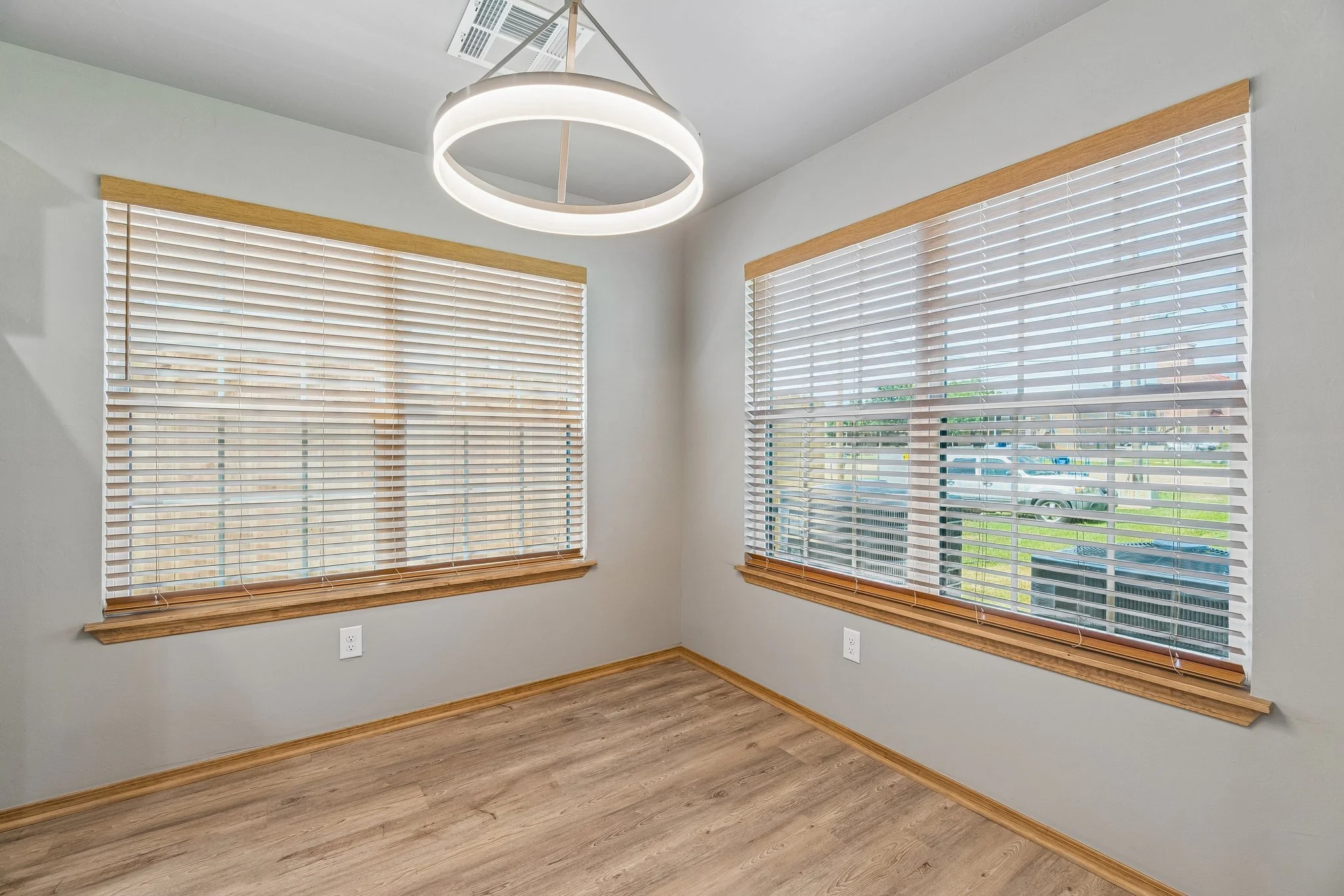 37-web-or-mls-228 N Duncan St_032.jpg
