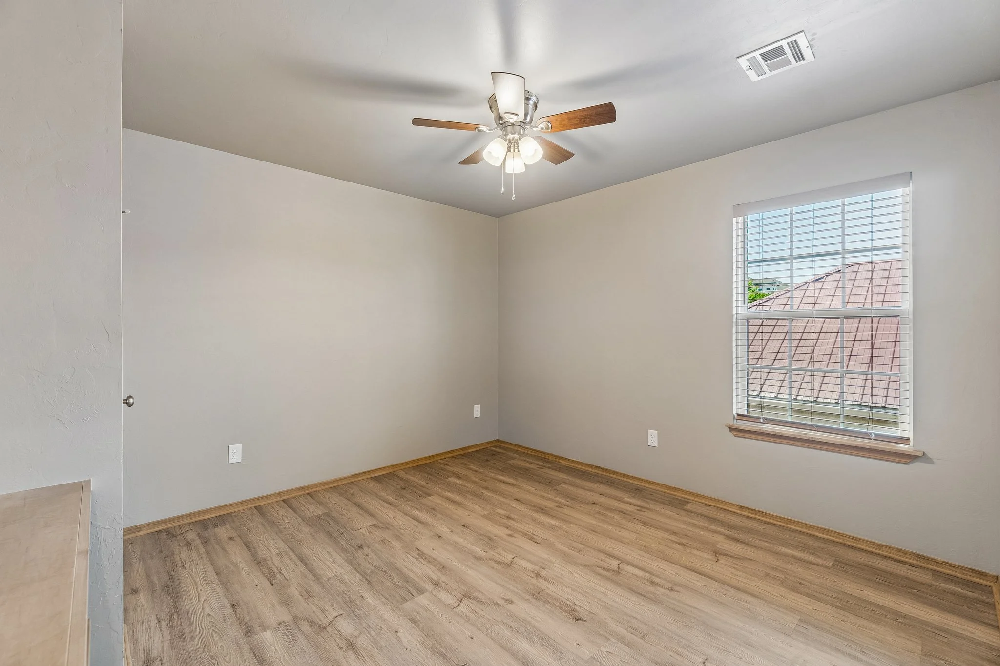 44-web-or-mls-228 N Duncan St_039.jpg