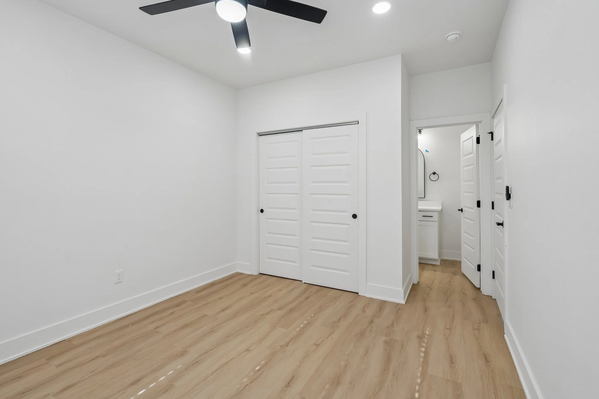 25-web-or-mls-807 W 7th Ave_025.jpg