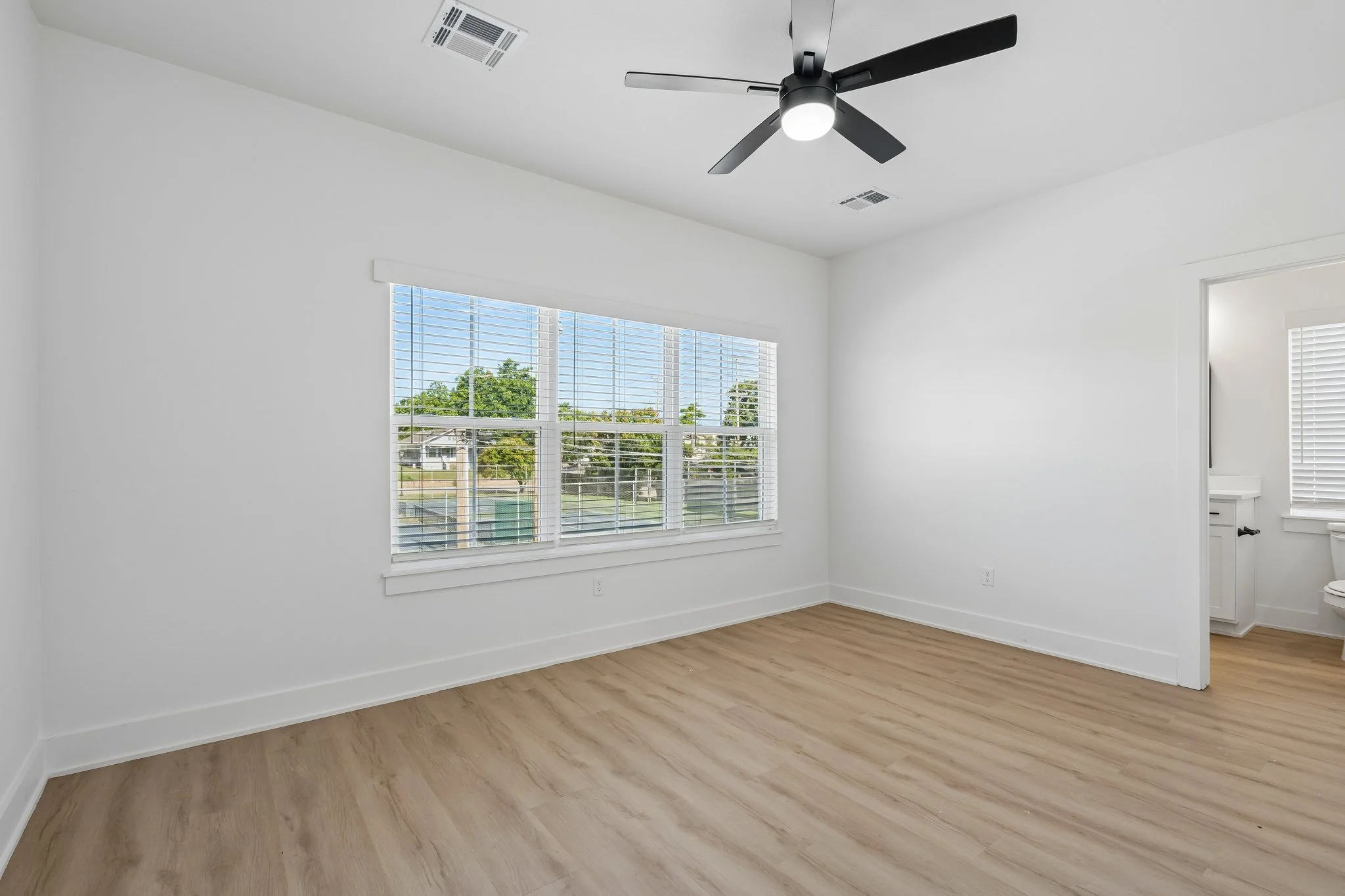 28-web-or-mls-807 W 7th Ave_028.jpg