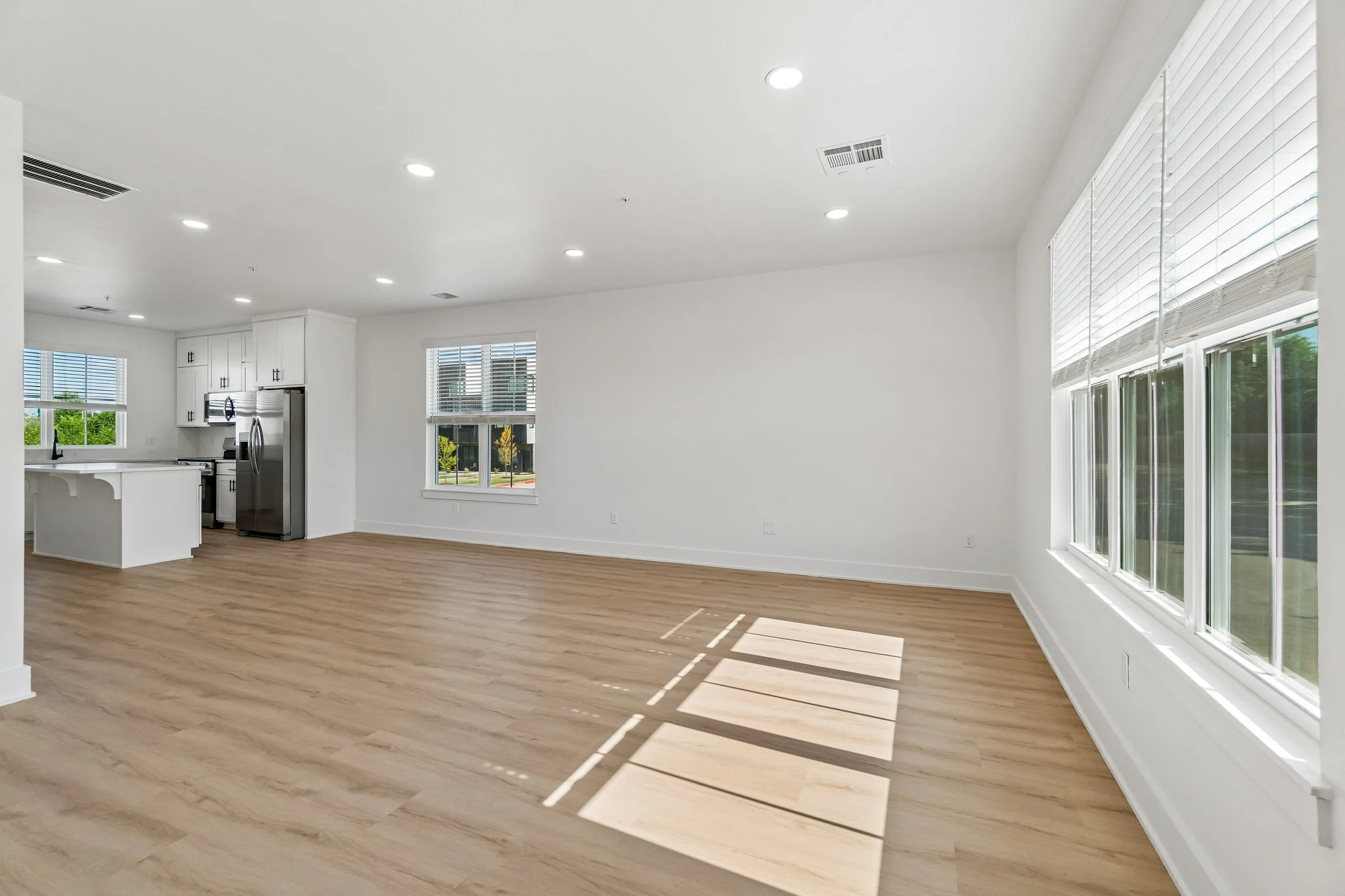23-web-or-mls-718 E 5th Ave_023.jpg