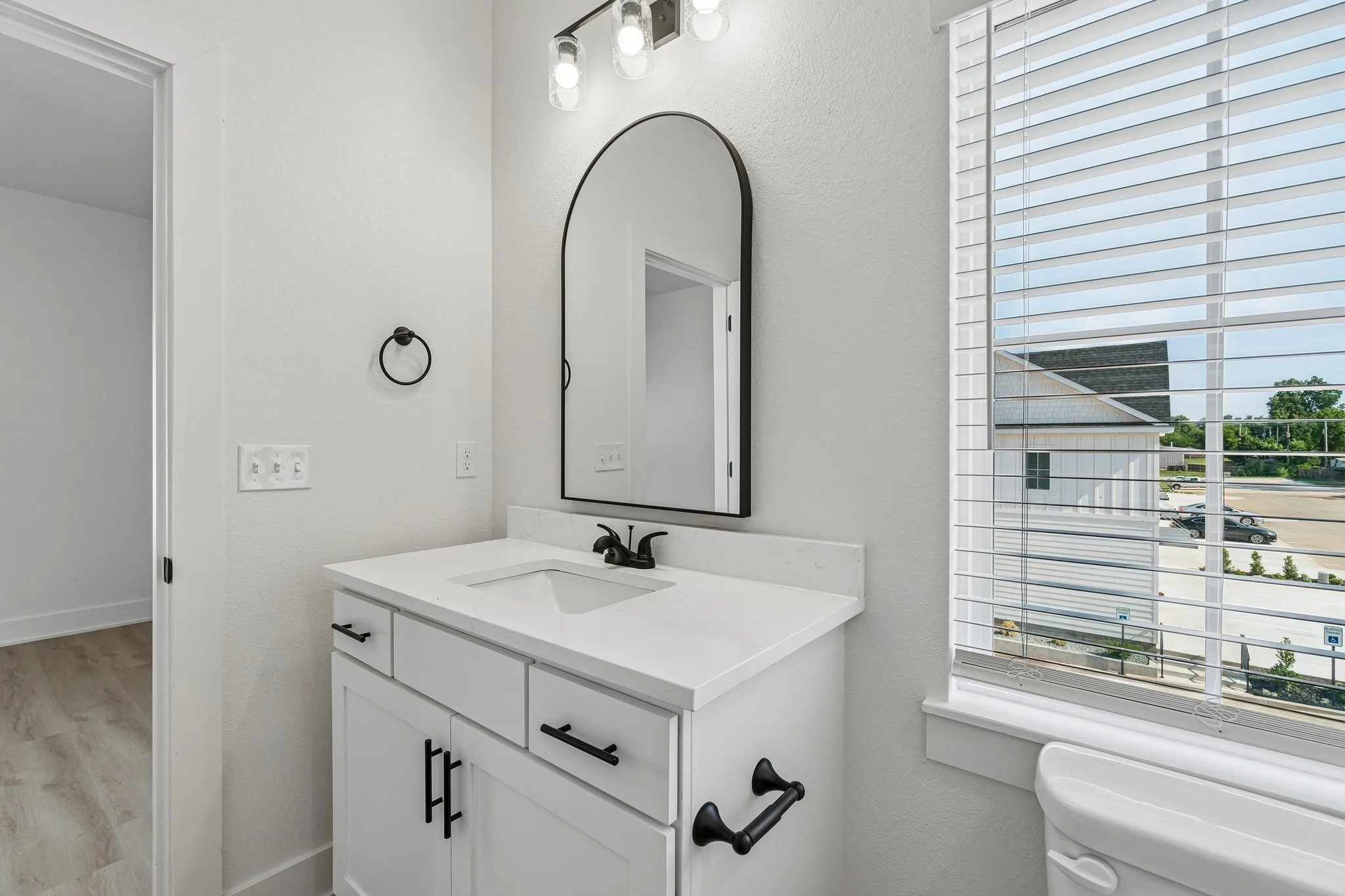 31-web-or-mls-718 E 5th Ave_031.jpg