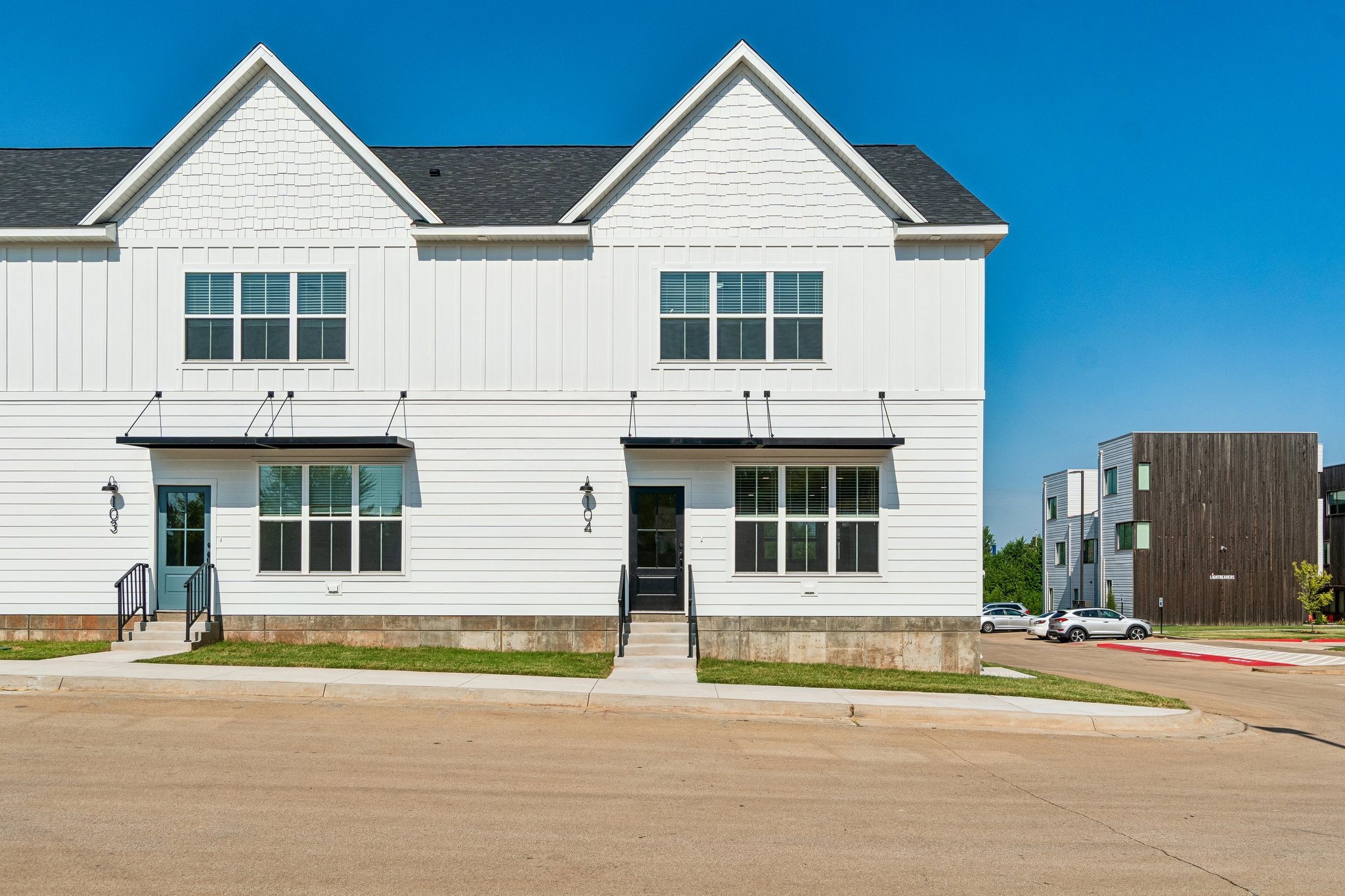 3-web-or-mls-718 E 5th Ave_003.jpg