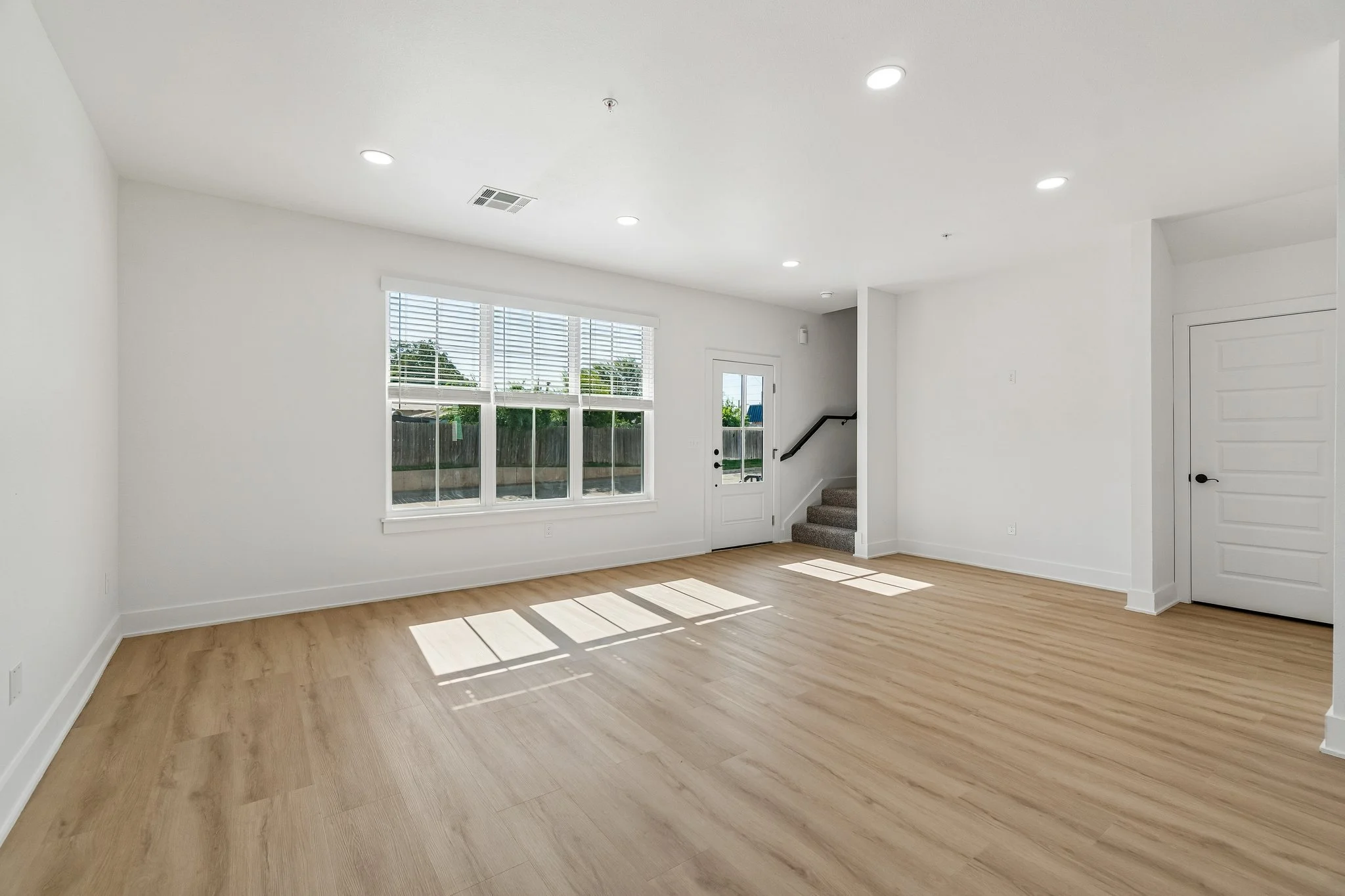 10-web-or-mls-718 E 5th Ave_010.jpg