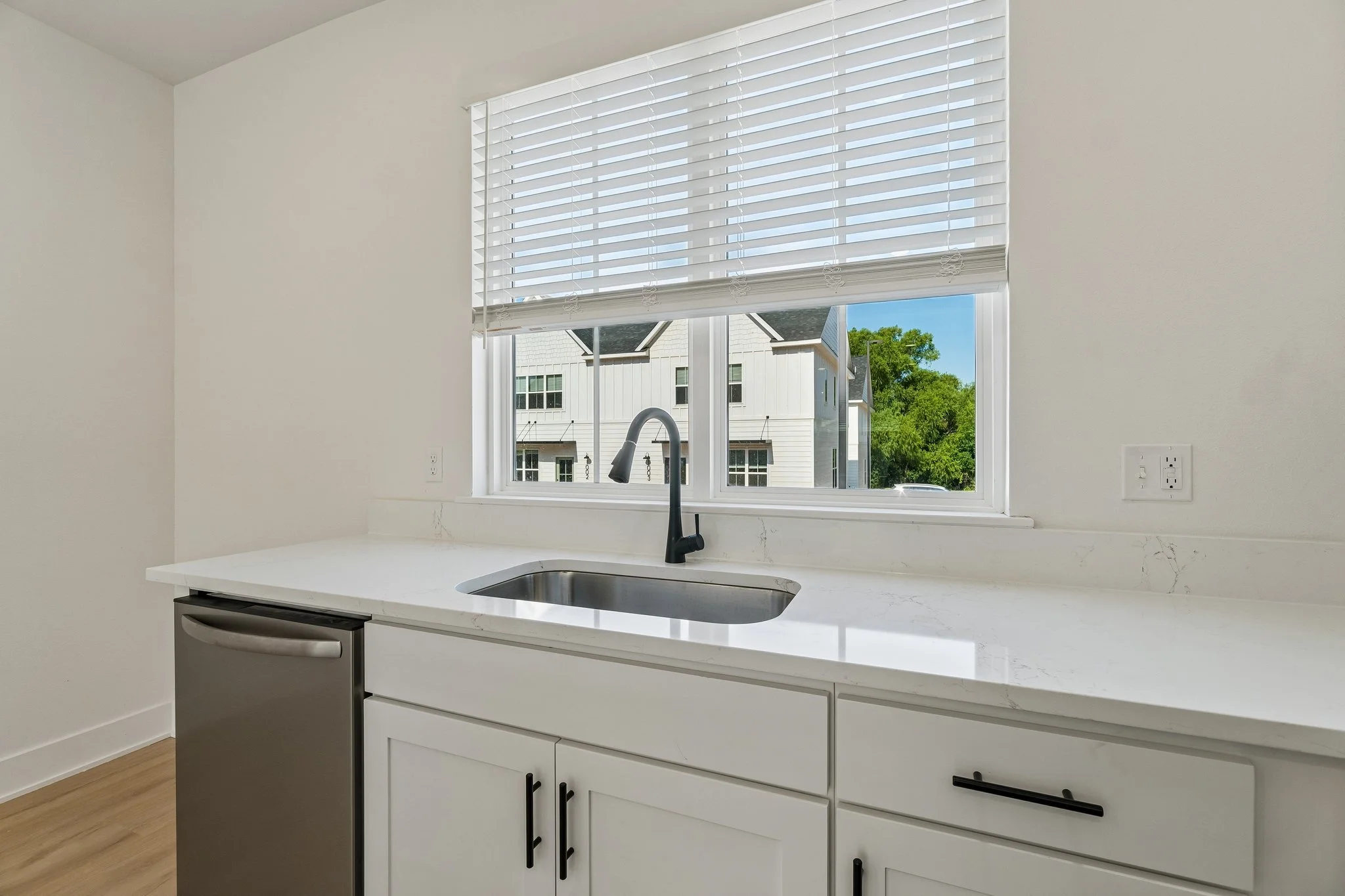 19-web-or-mls-718 E 5th Ave_019.jpg
