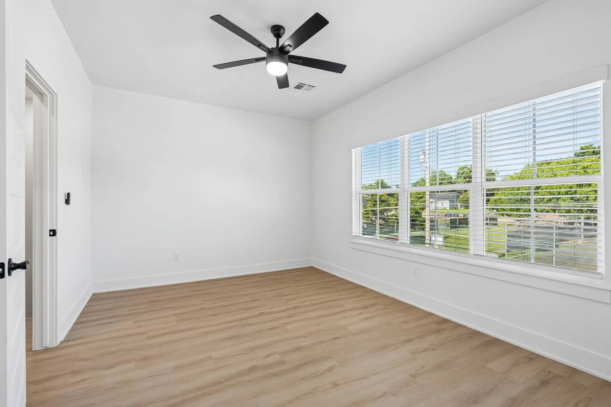 30-web-or-mls-807 W 7th Ave_030.jpg
