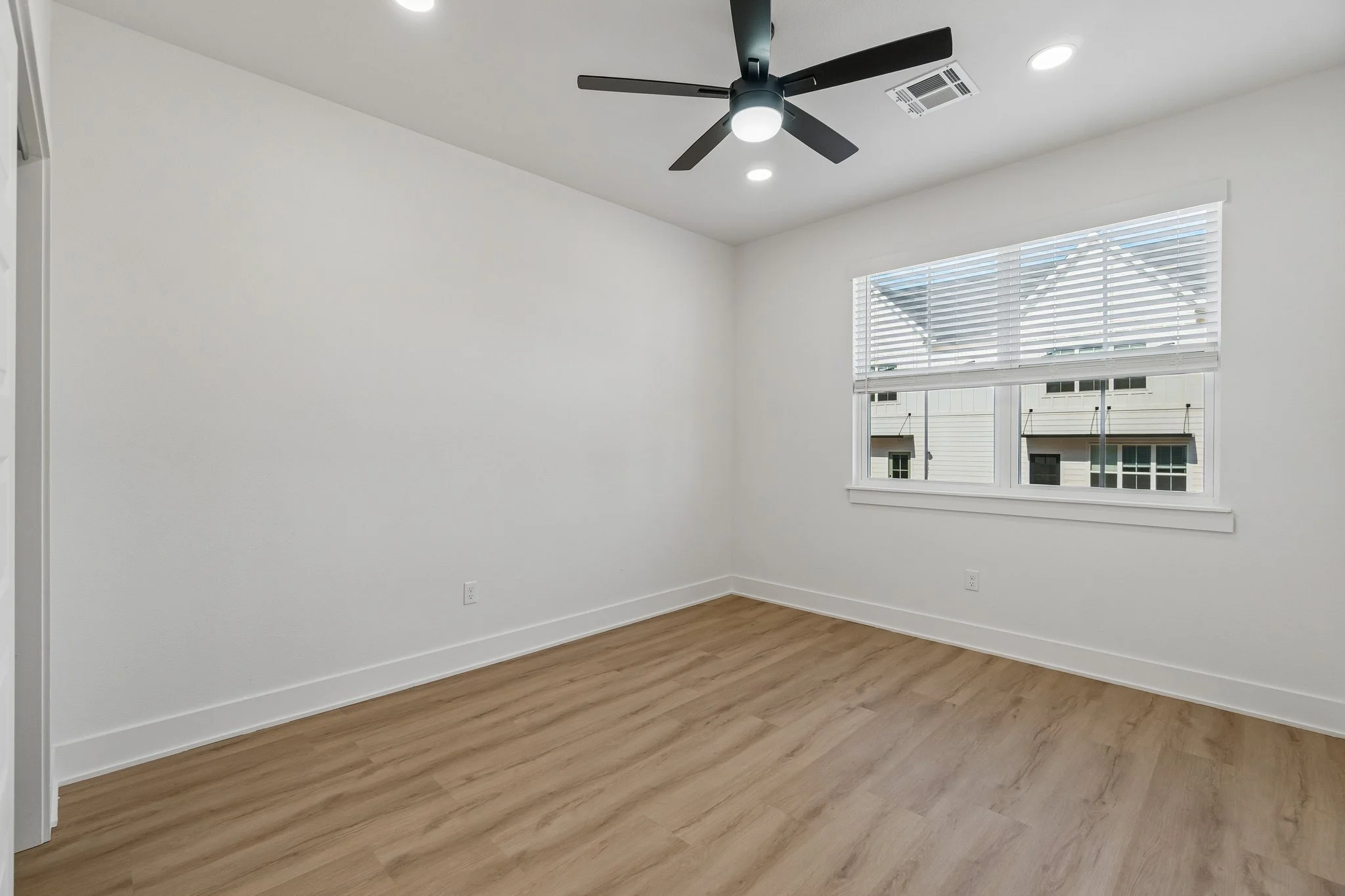 37-web-or-mls-718 E 5th Ave_037.jpg