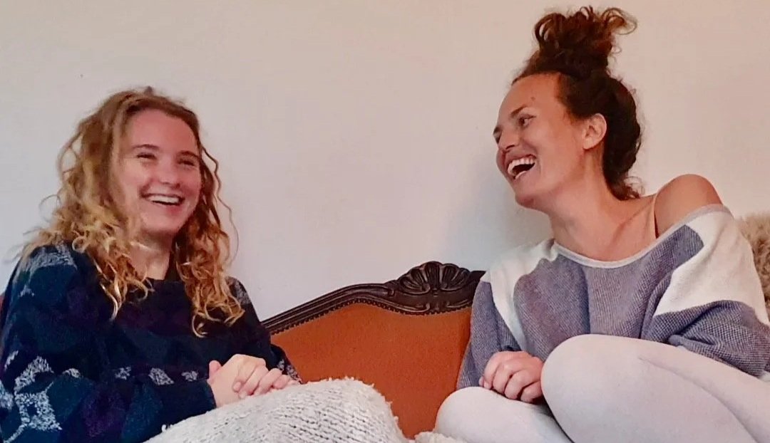 Margit en Melanie op de bank