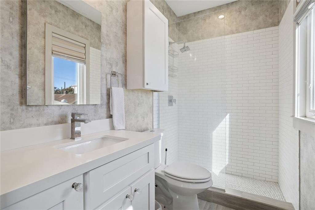 8220_Maple_Primary_bath.jpeg