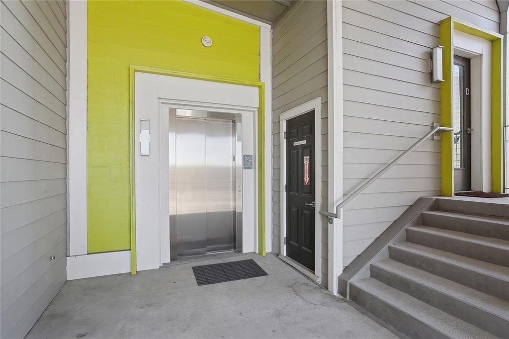 8220_Maple_elevator.jpeg
