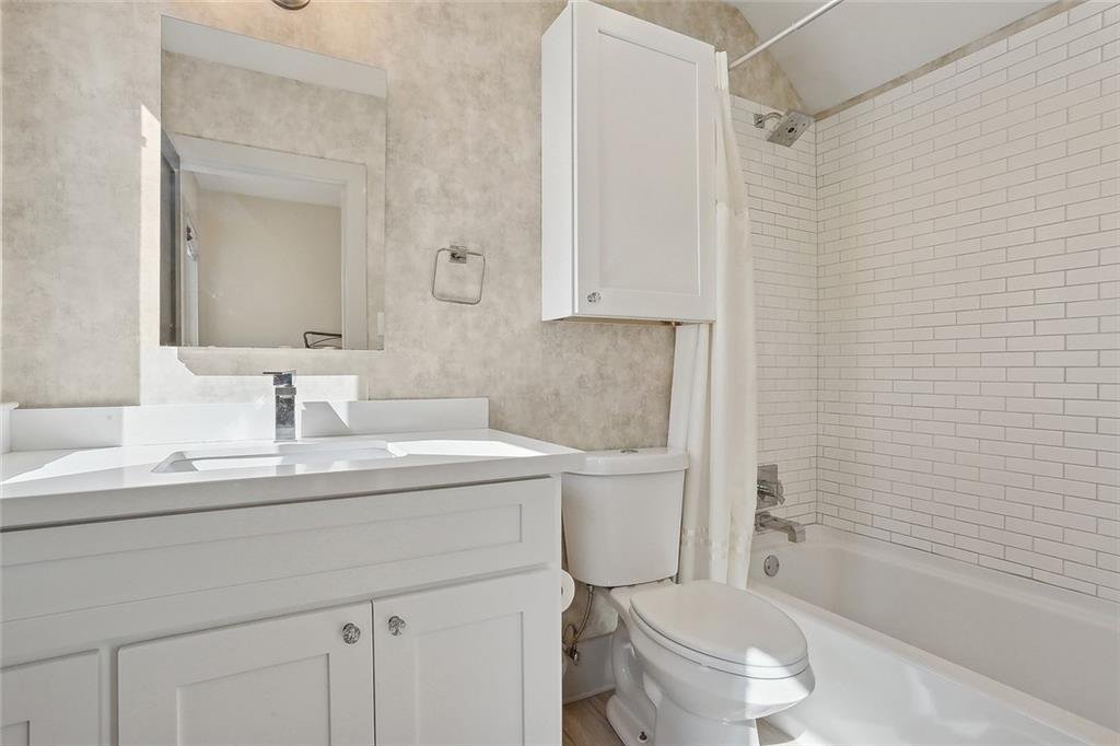 8220_Maple_second_bathroom.jpeg