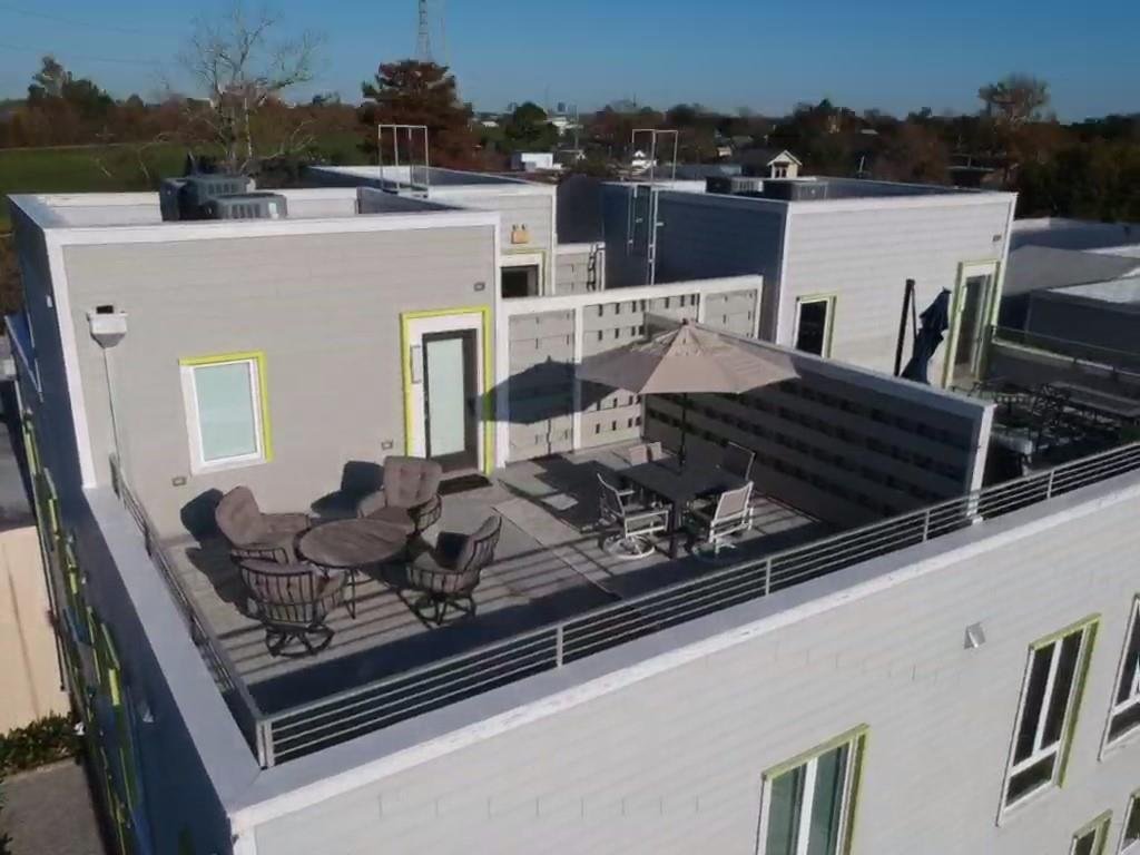 8220_Maple_roof_deck.jpeg