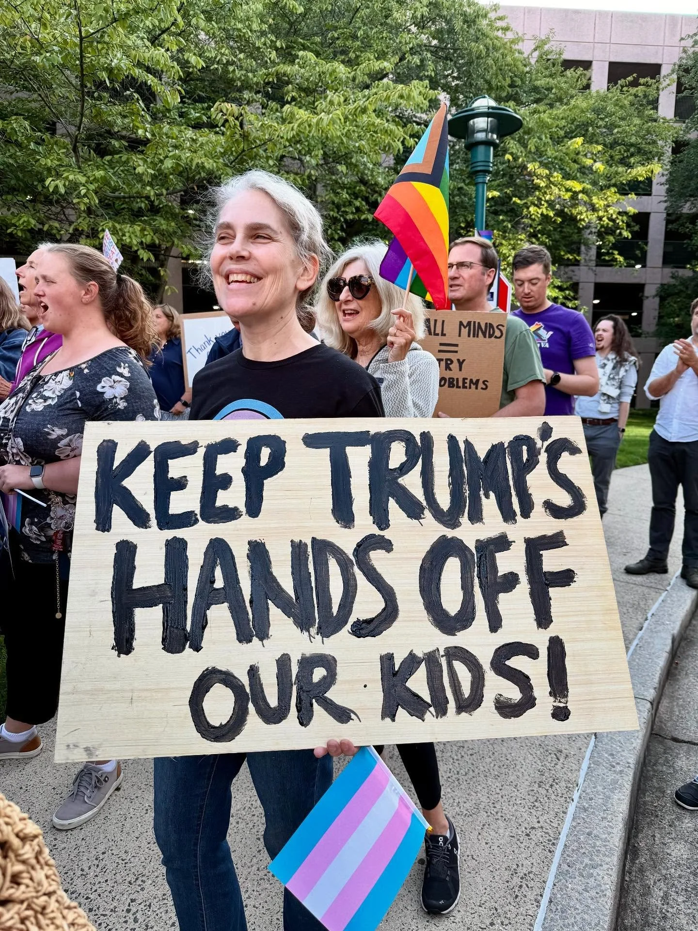 ❤️🏳️‍⚧️❤️ THANK YOU to the 100+ people who showed up tonight to the Arlington School Board meeting to support transgender students! Thank you to County Board Members JD Spain, Sr. and @maureencoffeyva, Commonwealth Attorney @parisaforjustice, an
