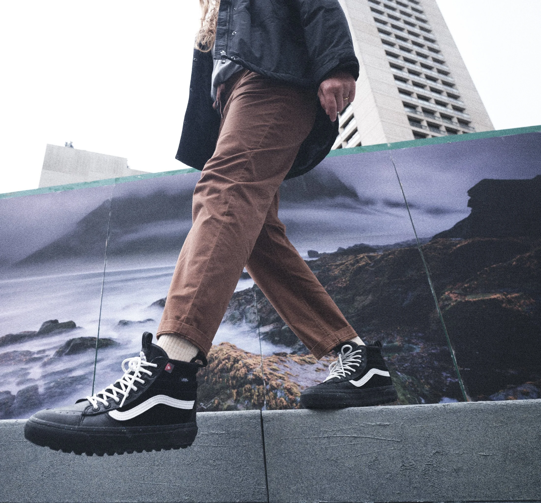 HO22_MTE_SK8Hi_MTE2_Womens_KeyLook_lifestyle_5245.jpg