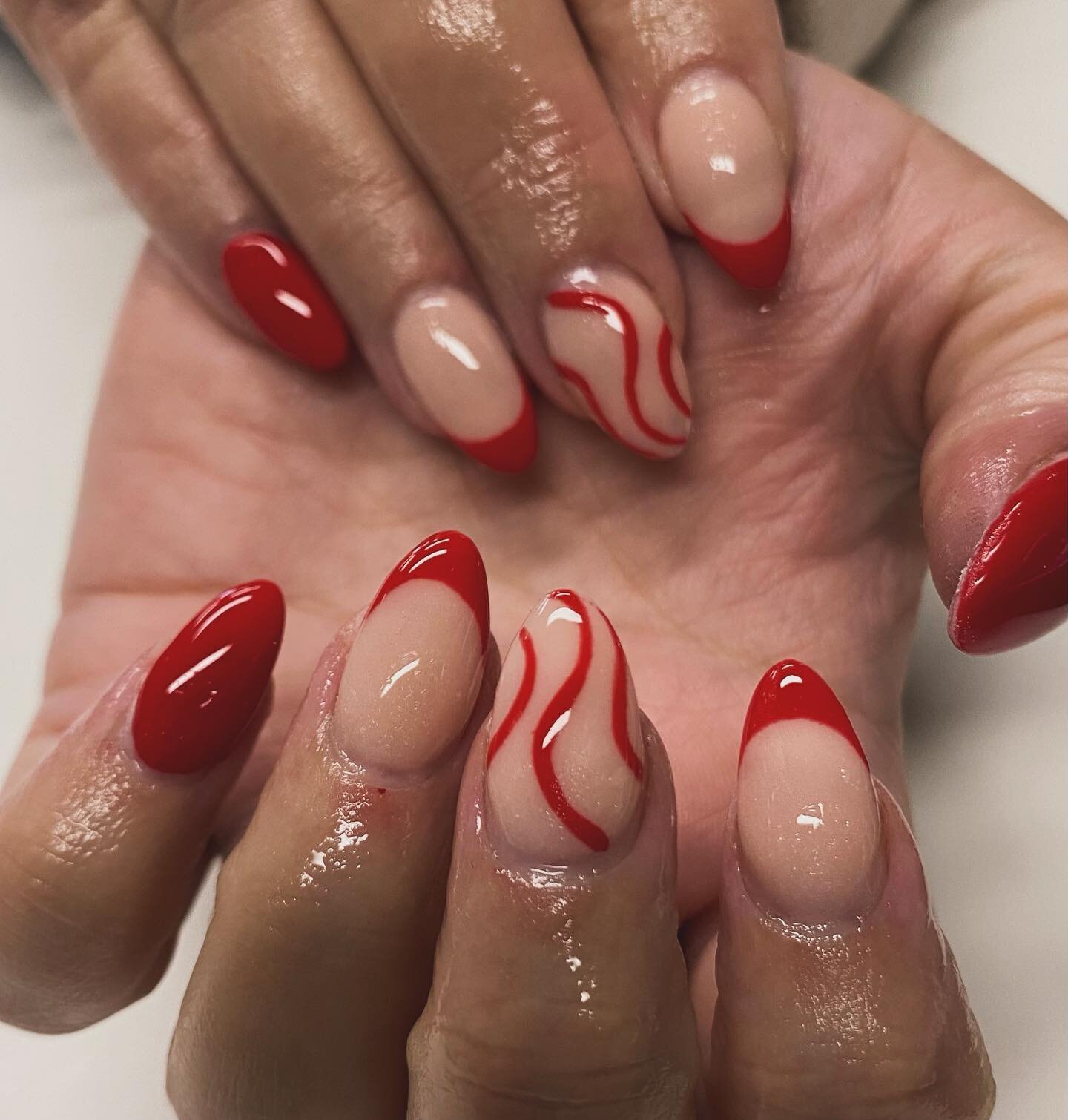 I absolutely love red nails!!! 

#frenchtips #acrylicnails #almond #nails #nailtech #cardiffsalon #caerau #semipermanentcosmetics #nailsbyjojo