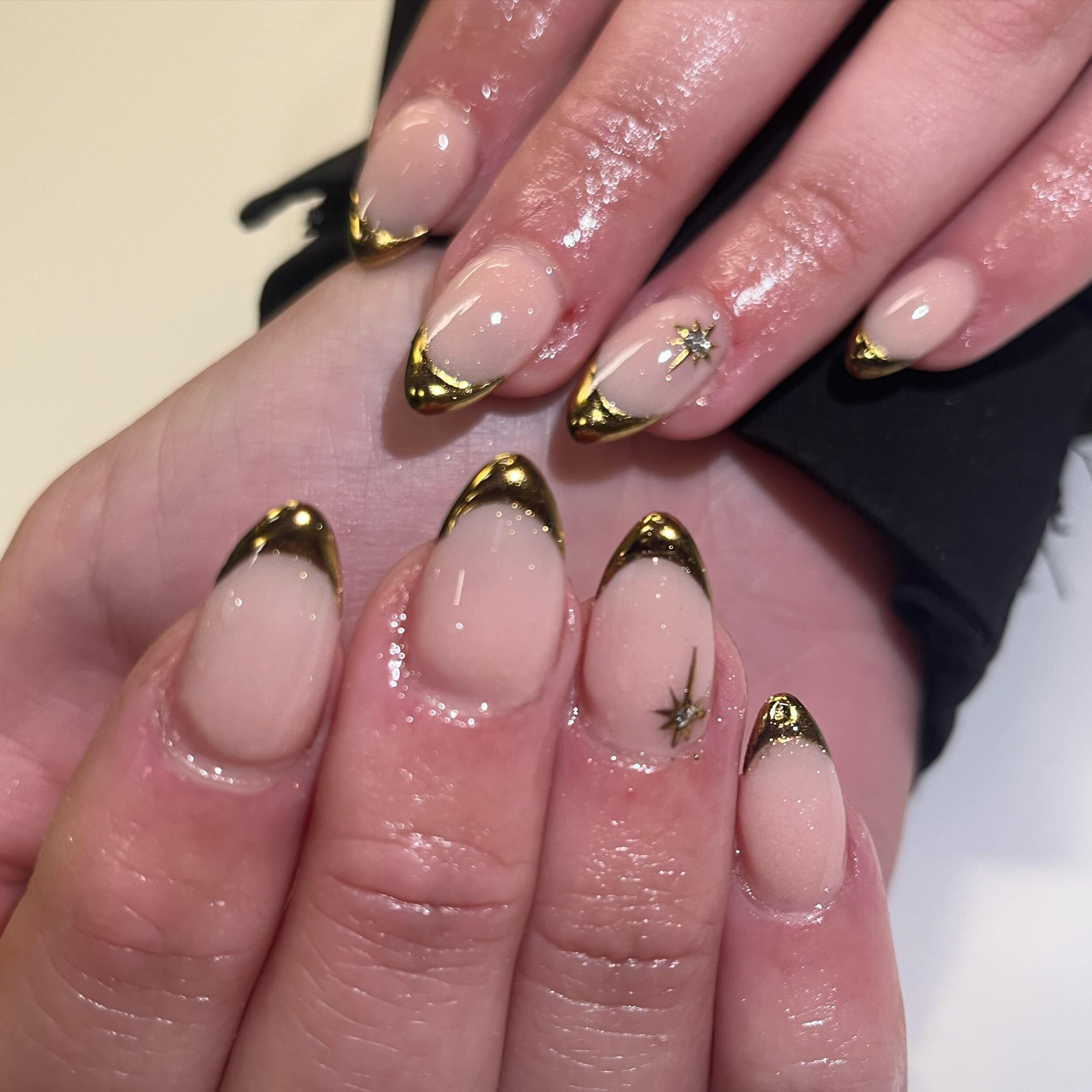 Gold chrome French tips ✨ 

#acrylics #almond #chrome #frenchtips #nails #nailsbyjojo #cardiffsalon #caerau #nailart #semipermanentcosmetics #nailtech