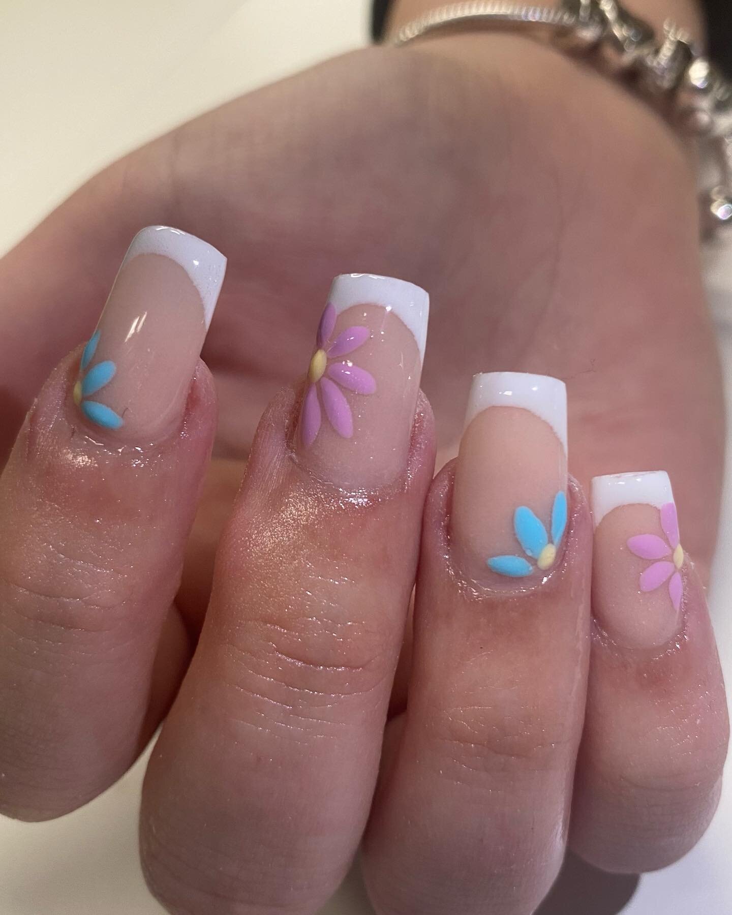 French tips with pastel flowers 🌸 

𝓢𝓮𝓻𝓿𝓲𝓬𝓮 - 𝓕𝓾𝓵𝓵 𝓼𝓮𝓽 𝓸𝓯 𝓪𝓬𝓻𝔂𝓵𝓲𝓬𝓼 𝔀𝓲𝓽𝓱 𝓵𝓮𝓿𝓮𝓵 2 𝓷𝓪𝓲𝓵 𝓪𝓻𝓽

#nails #nailart #acrylics #nailsbyjojo #cardiffsalon #Caerau #smallbusinessbigdreams