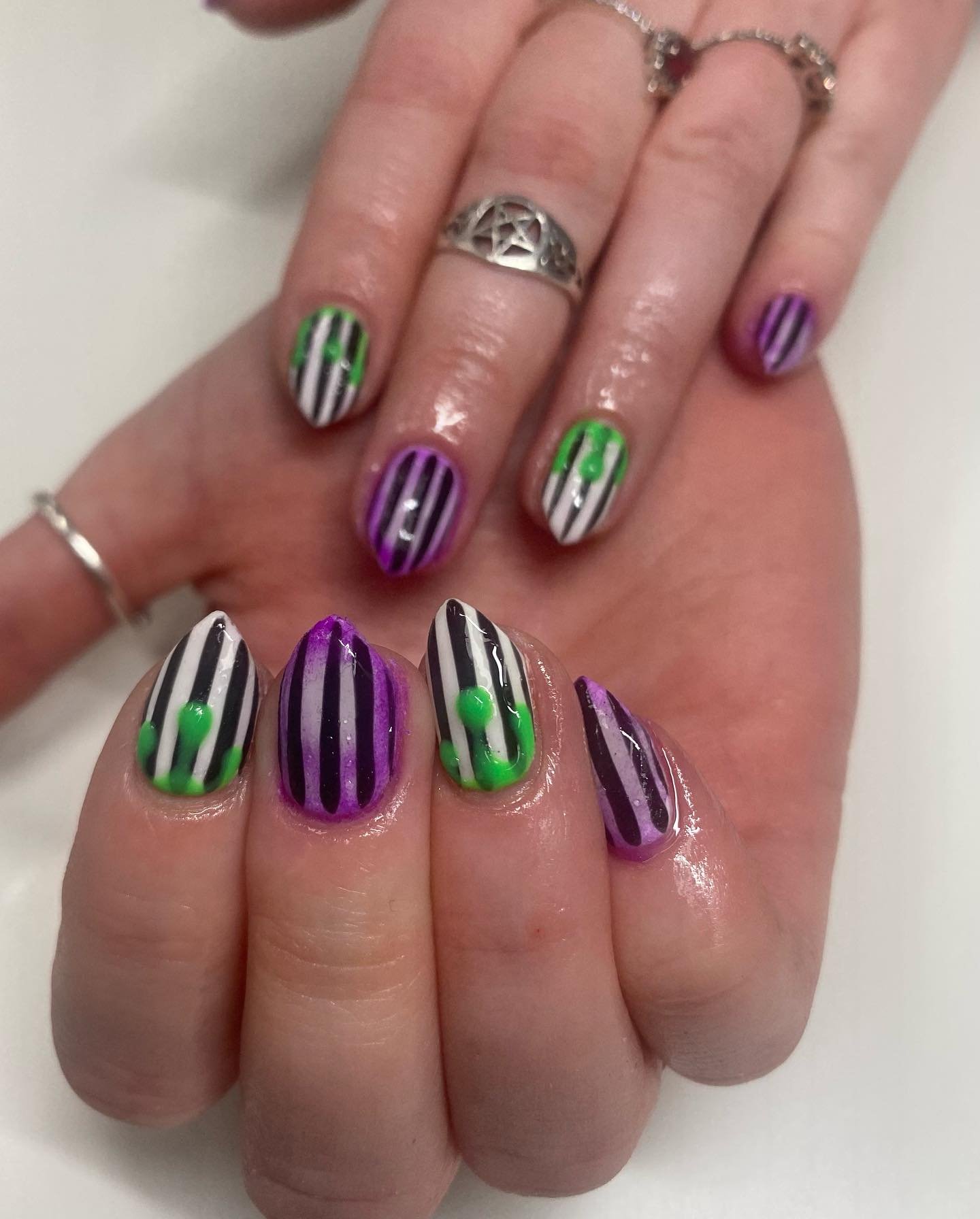 Beetlejuice, Beetlejuice, Beetlejuice!!! 

𝓢𝓮𝓻𝓿𝓲𝓬𝓮 - 𝓑𝓘𝓐𝓑 𝓶𝓪𝓷𝓲𝓬𝓾𝓻𝓮 𝔀𝓲𝓽𝓱 𝓵𝓮𝓿𝓮𝓵 2 𝓷𝓪𝓲𝓵 𝓪𝓻𝓽.

Book via our website or message me 🖤
Www.semipermanentcosmetics.co.uk

#halloween #beetlejuice #nailart #halloweennails #BI