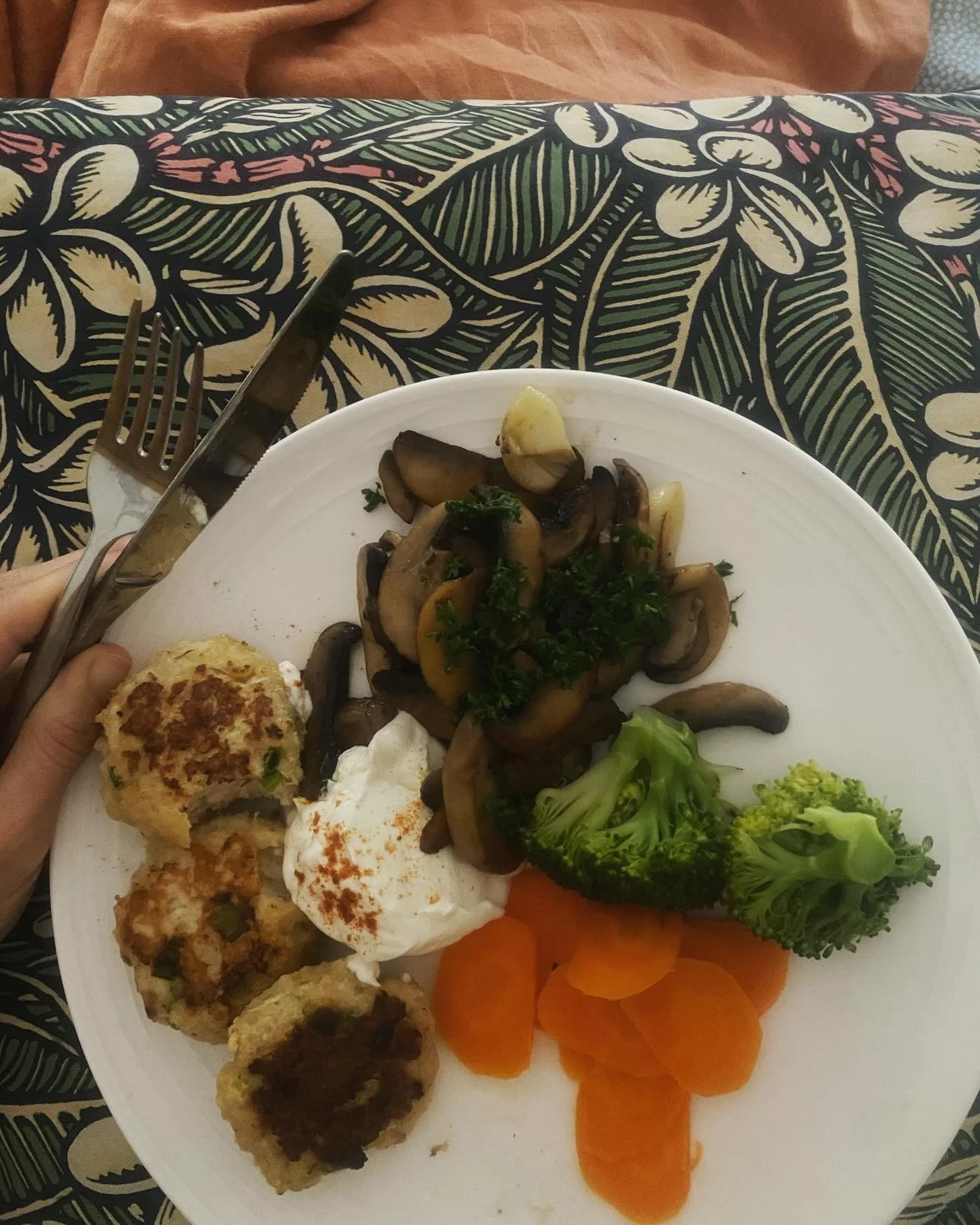 I&rsquo;m absolutely knackered so it&rsquo;s dinner in bed, cooked by my husband. 
The patties are @recipe_tin chicken mince burgers. I cooked a double batch earlier this week and they are 👌🏻 Accompanied by garlic mushrooms, steamed veggies, and a 