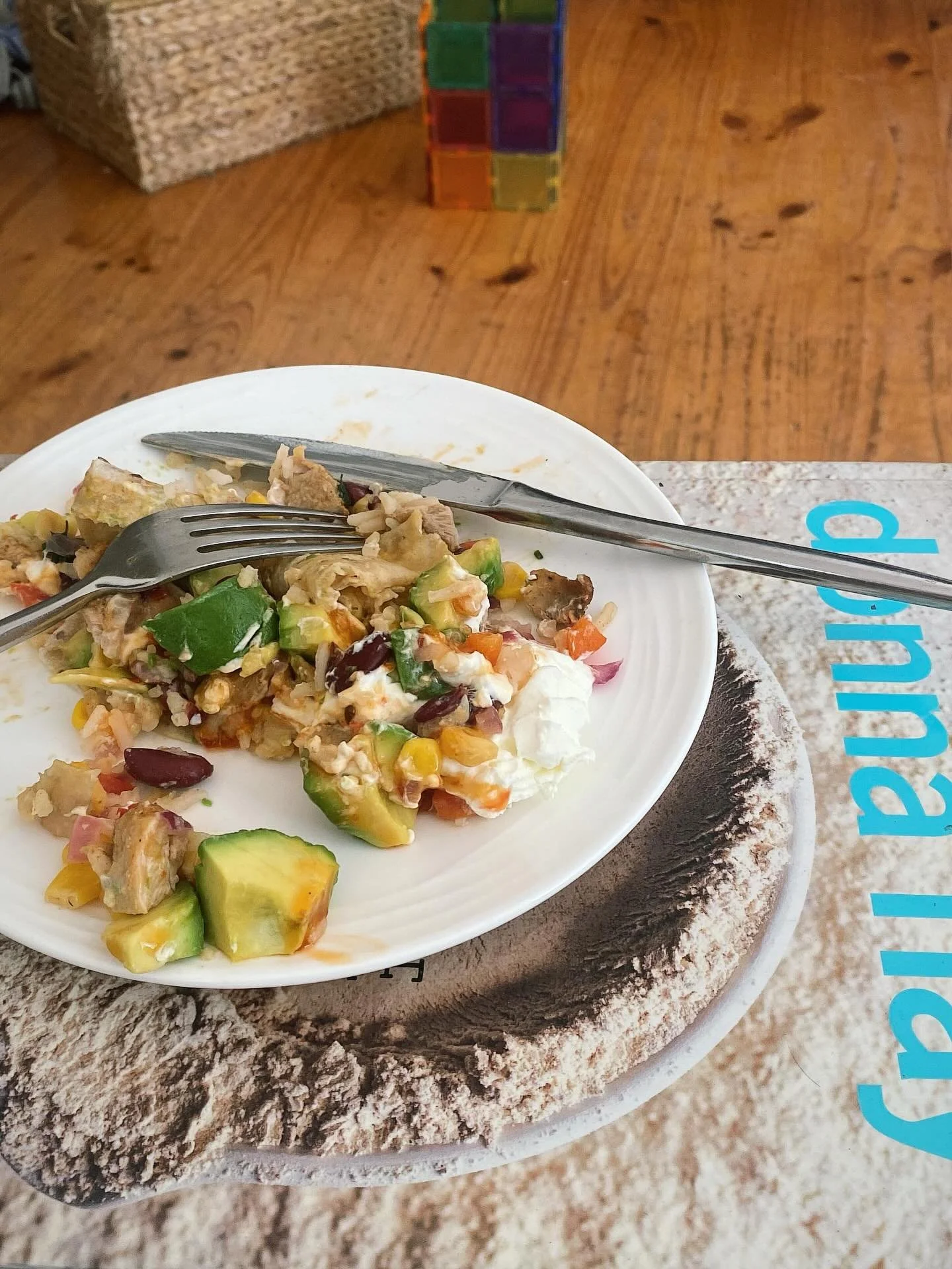 Lunch + an episode of The Sopranos (using a cookbook as a table) 👌🏻
This delicious mess is @birthwithbeth_ freezer burritos with added avo and sour cream. How have I never made burritos to freeze before??? I feel like this will be life-changing for
