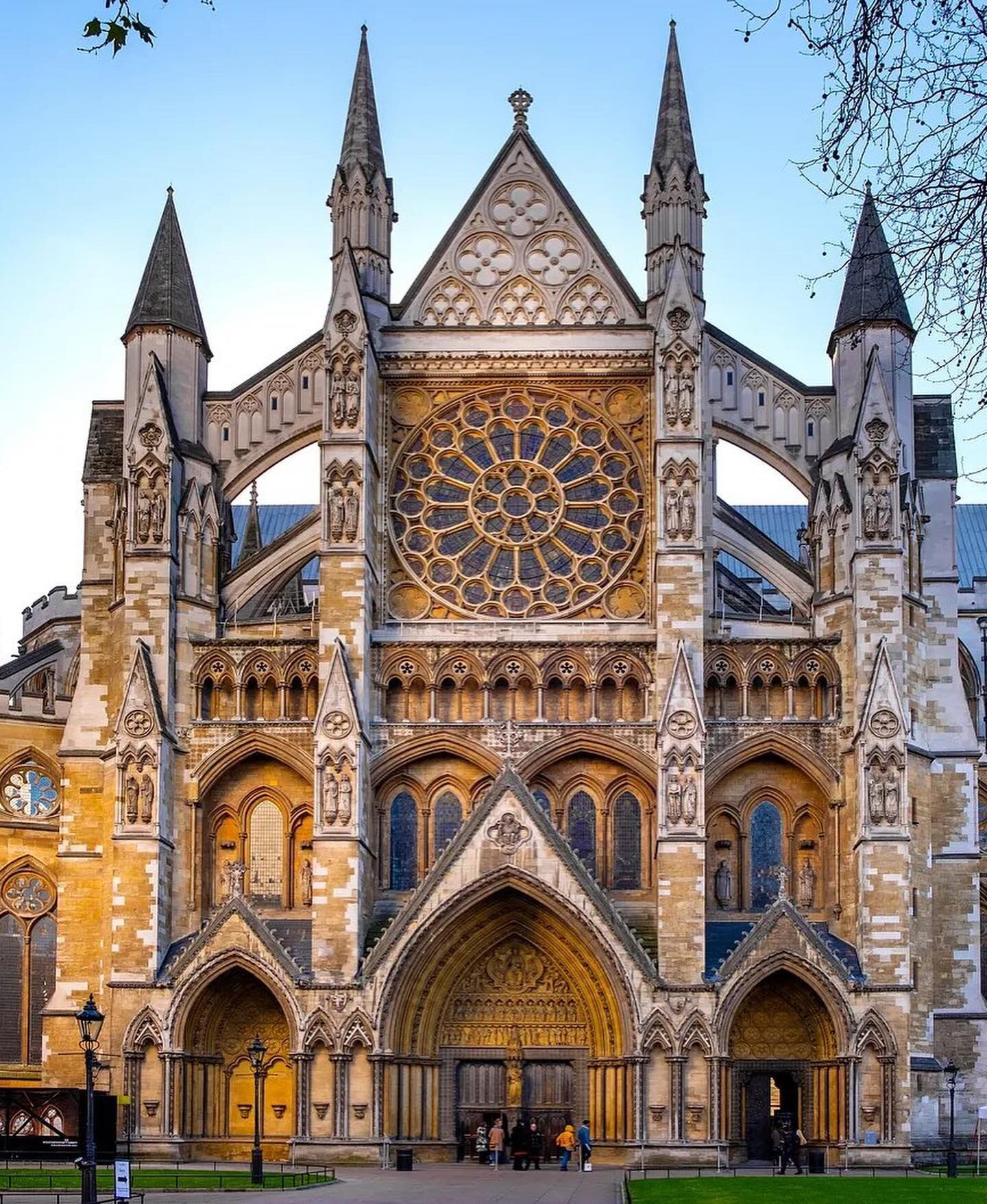 Westminster Abbey 🏴󠁧󠁢󠁥󠁮󠁧󠁿

Legend has it that the first Christian King of the East Saxons, Saberht founded a church on this very site in the early 7th century.

In 785 there was a small community of monks that resided here giving it the name &