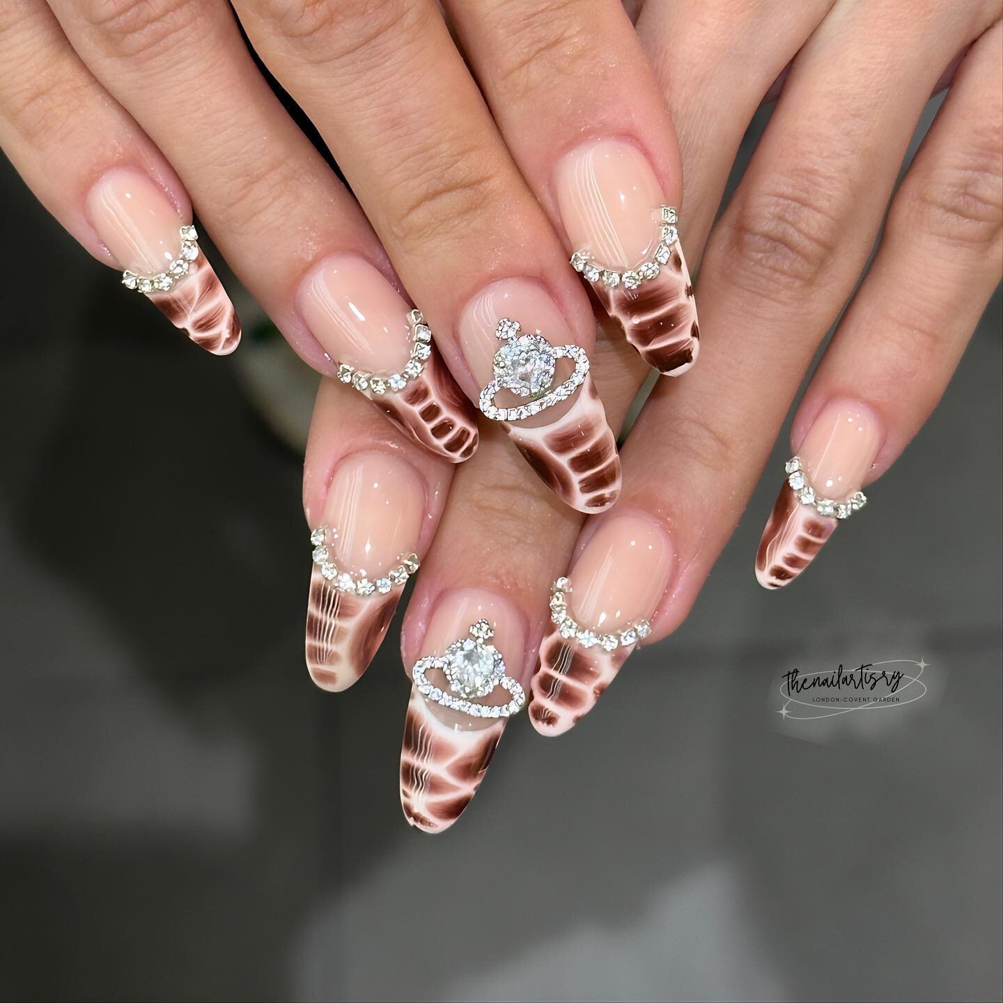 Ssslaying with these snake prints nails done with diamond chains liners &amp; Vivienne Westwood inspired nails charm 🐍💎🔥

📲 To Book In: Visit the link in bio &amp; we strongly recommend to book in if you want to do any intricate or bespoke nails 
