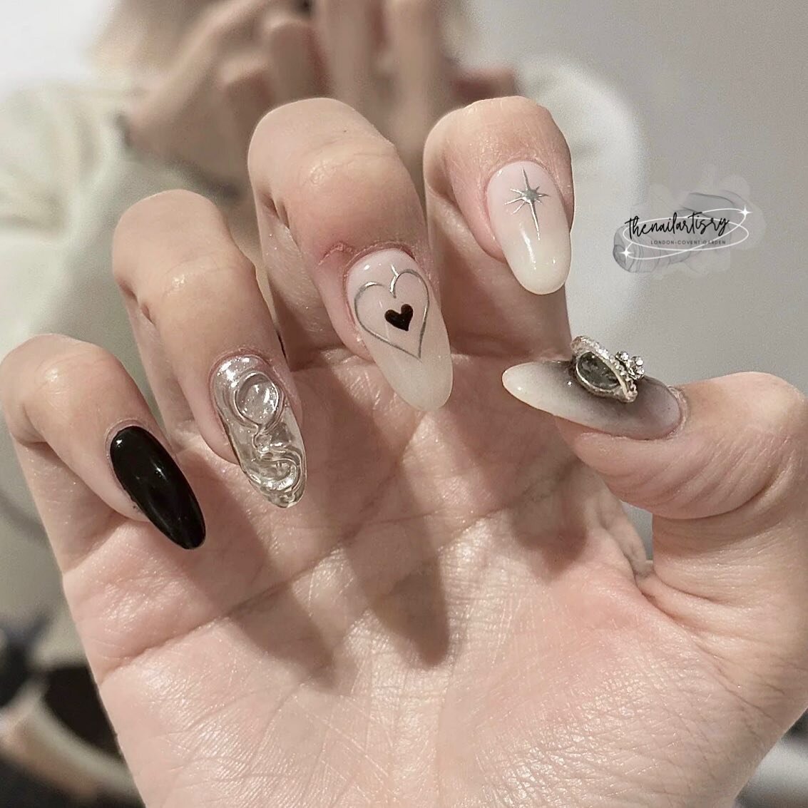 𝐘𝟐𝐊 𝐀𝐢𝐫𝐛𝐫𝐮𝐬𝐡 𝐒𝐭𝐲𝐥𝐞 🖤⛓

📸Camera. Action ✨ Nailseflie by our lovely client - let&rsquo;s us level-up your nails game 🙌🏼❤️&zwj;🔥

📲 Link to book via bio or call us 020 7018 6636.
📍 Covent Garden London
.
.
.
.
.
.
.
#y2k #y2knails
