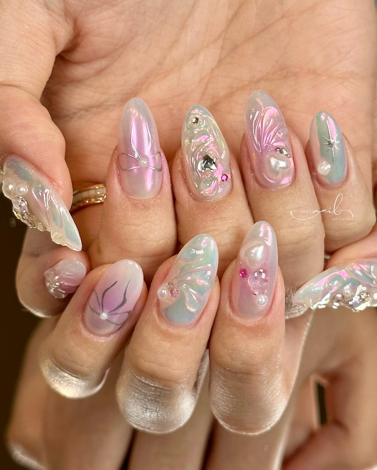 Ethereal beauty 🎀⭐️💖 let&rsquo;s swipe to see all the pretty details

🫧✨ Aura Sunset Chrome Effects with Hand-painted bespoke arts ribbons, pearly hearts, 3D Crystal effects
✨🫧 To book for this set- Please book via link in bio / Walk-in availabil