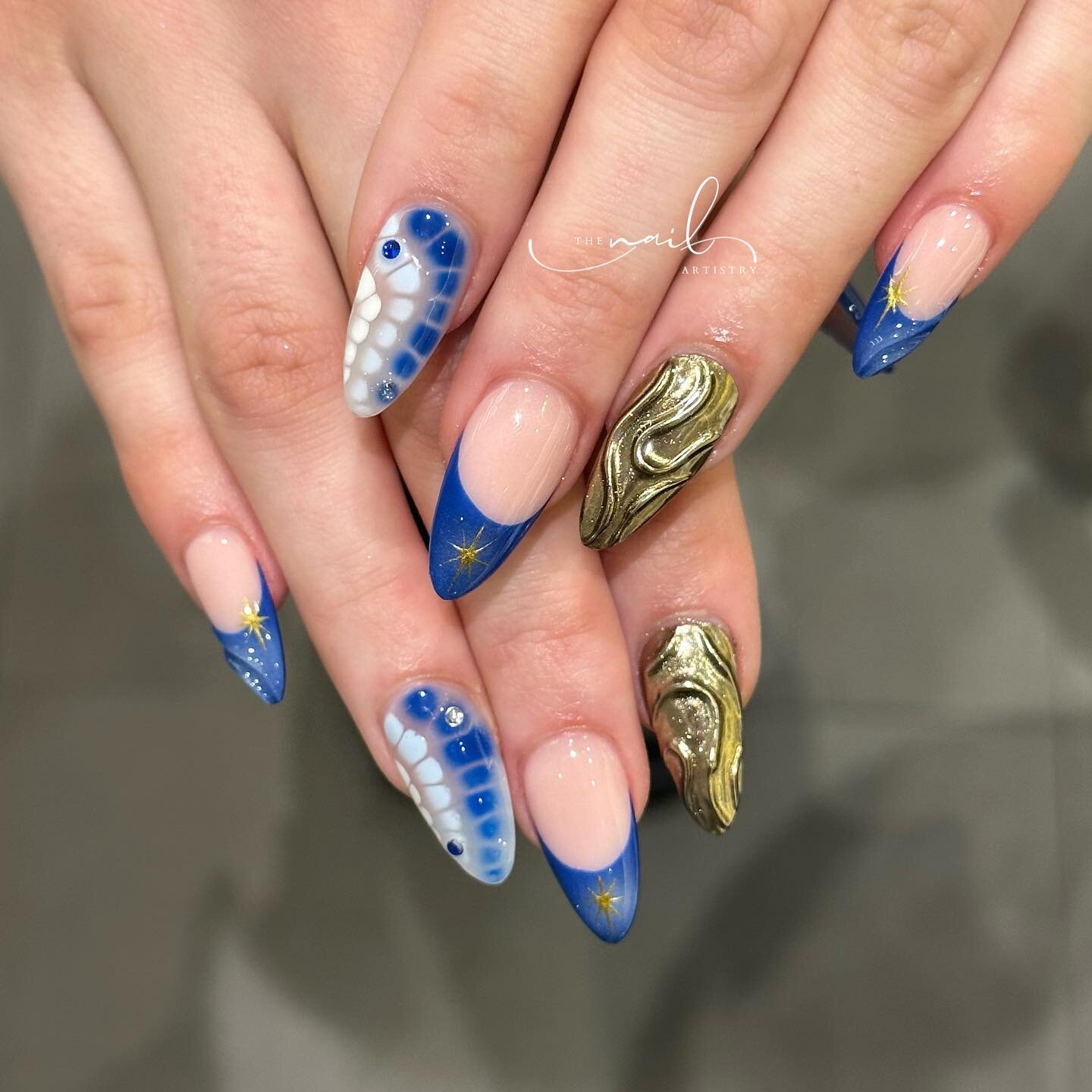 🖇️✨A breathtaking blue 🎧💙🦋

💅🏻 Who else love Mix n Match nail arts? Blooming gel, Gold 3D with airbrush French Tips 🫶🏻
📲 Book with us via link in bio 
☎️ 020 7018 6636
.
.
.
.
.
.
#mixnmatchnails #3dnails #3dnailart #nailsdesign #airbrushnai