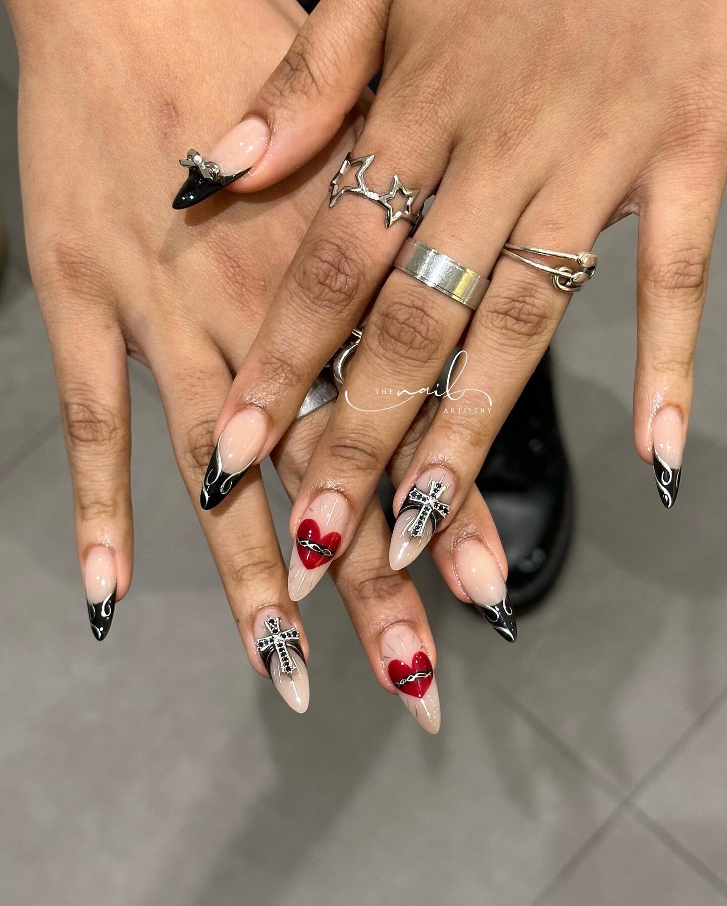 Level up with me ❤️&zwj;🔥🖇️🖤✨

🫶🏻 Would you love to try on these cool designs? Double tap if this had your hearts 💌💌
📲 Book with us via link in bio / Walk-in welcomes
☎️ 020 7018 6636 
.
.
.
.
#chromehearts #chromheartnails #nailsart #almondn